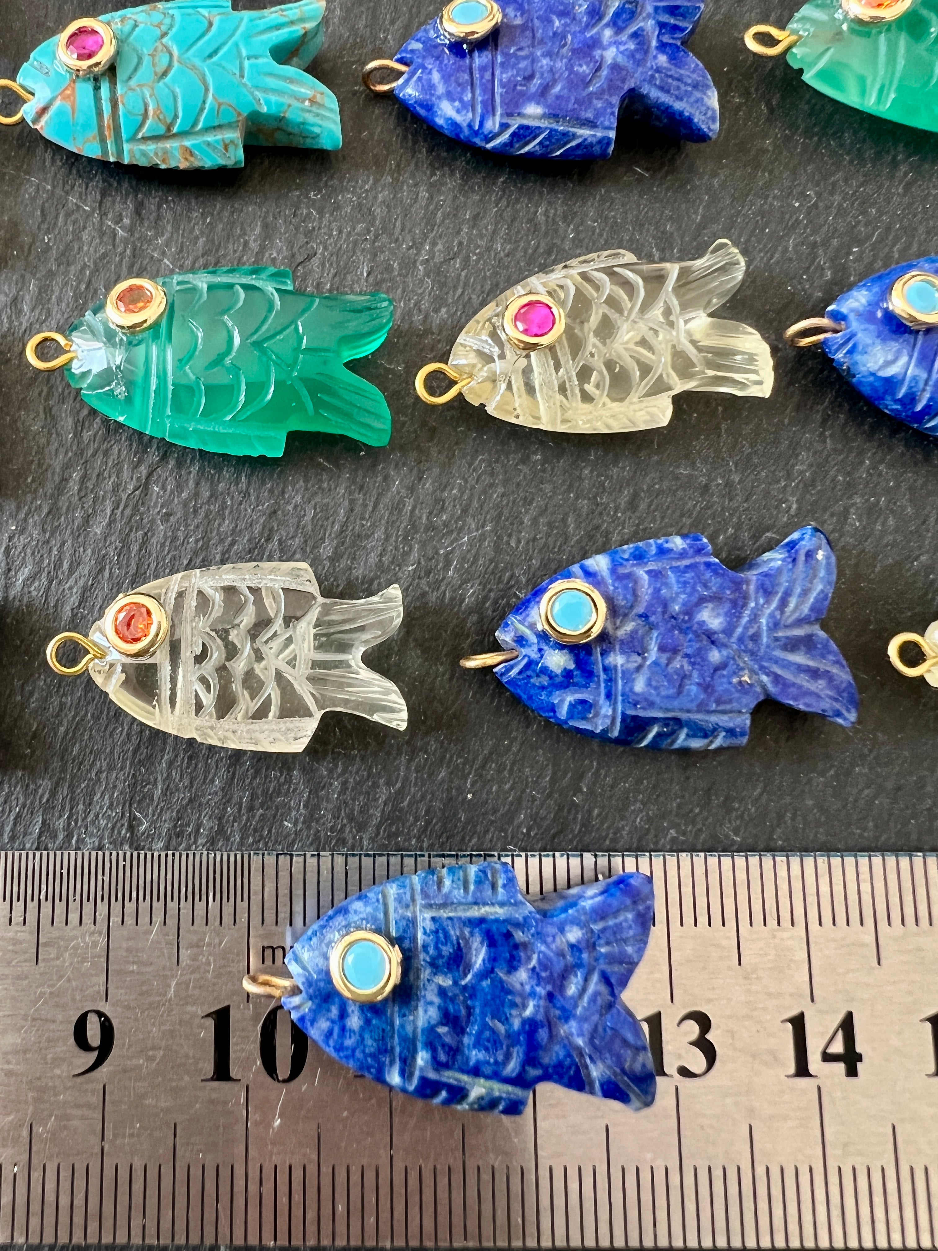 Pendentifs Poissons en Pierres sculptées