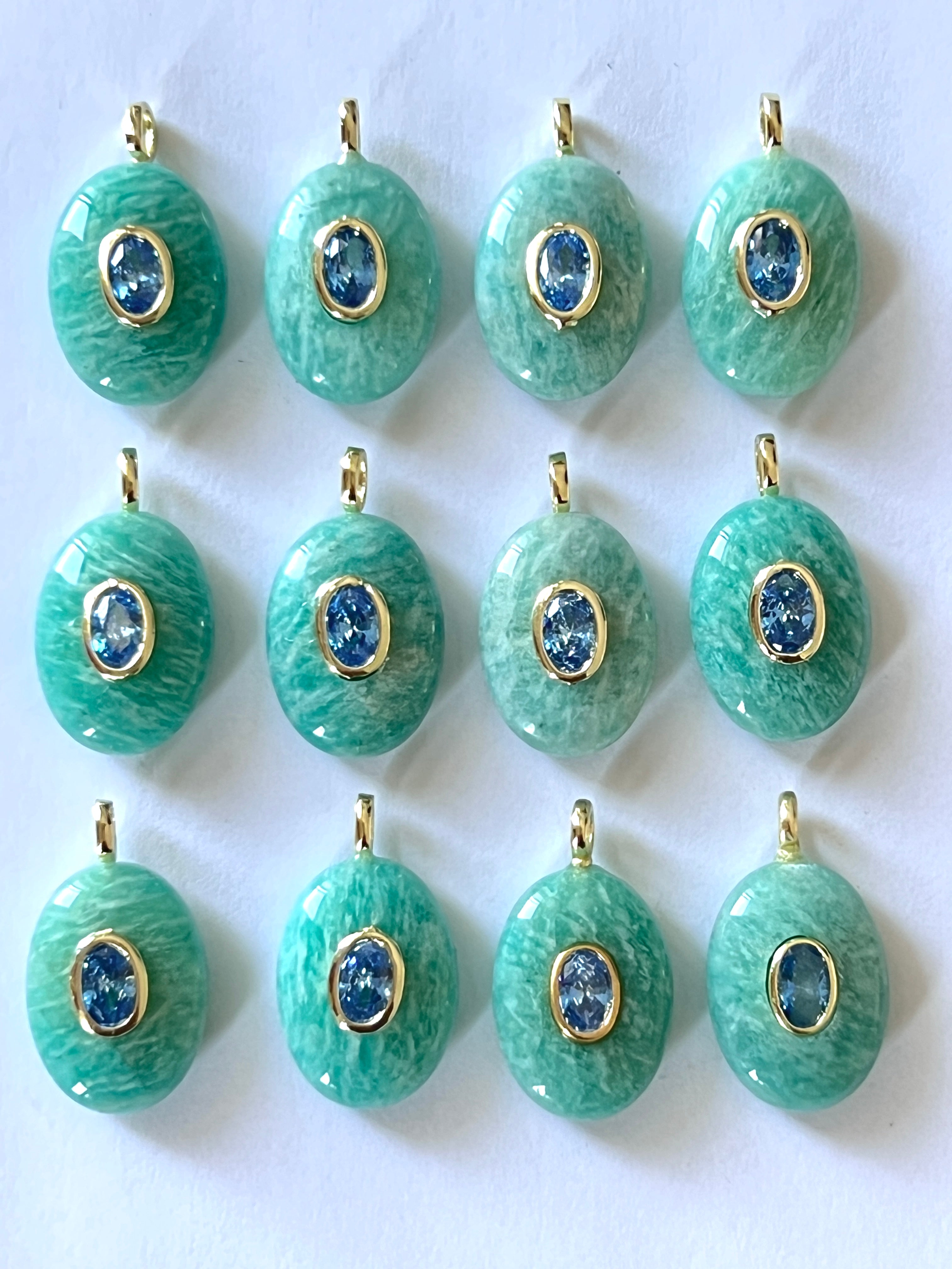 Pendentif ovale en pierre serti d'un Zircon