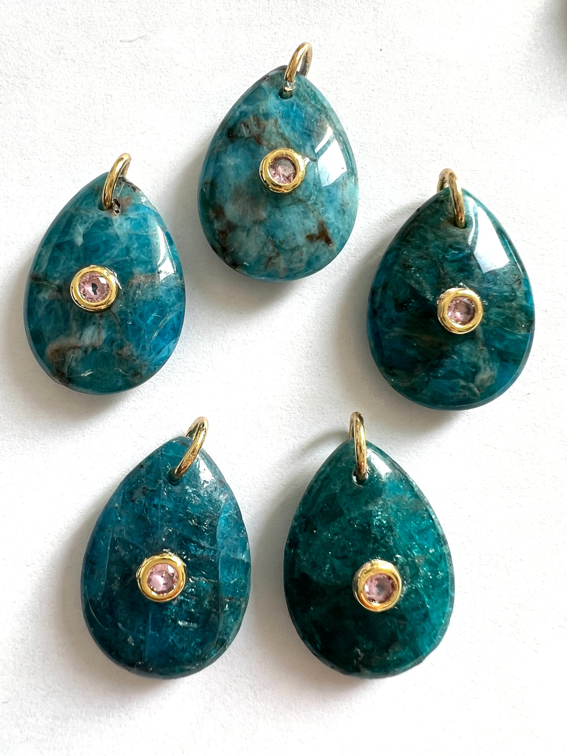 Pendentif Larme en Apatite Bleue zircon rose