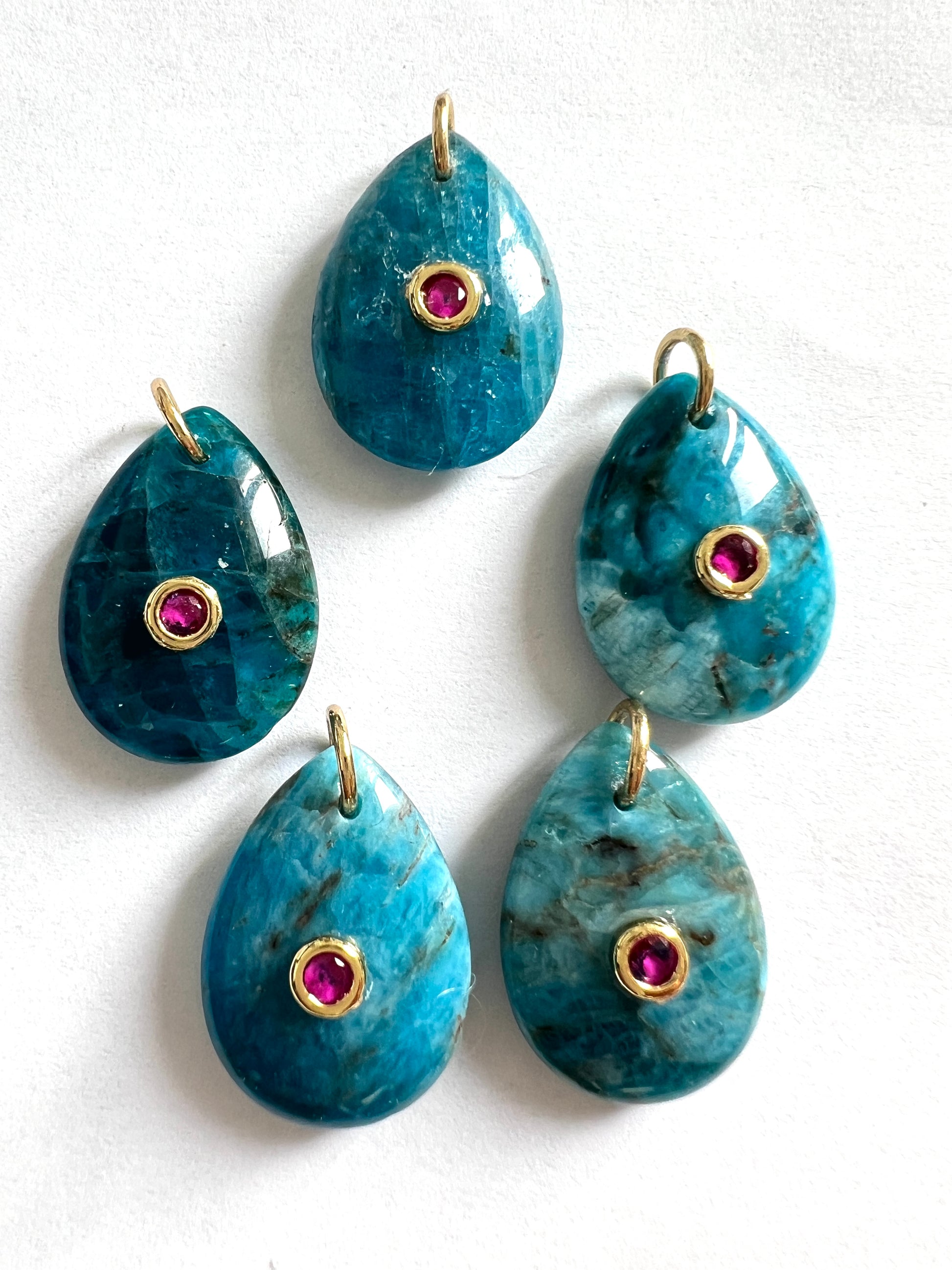 Pendentif Larme en Apatite Bleue zircon fuchsia