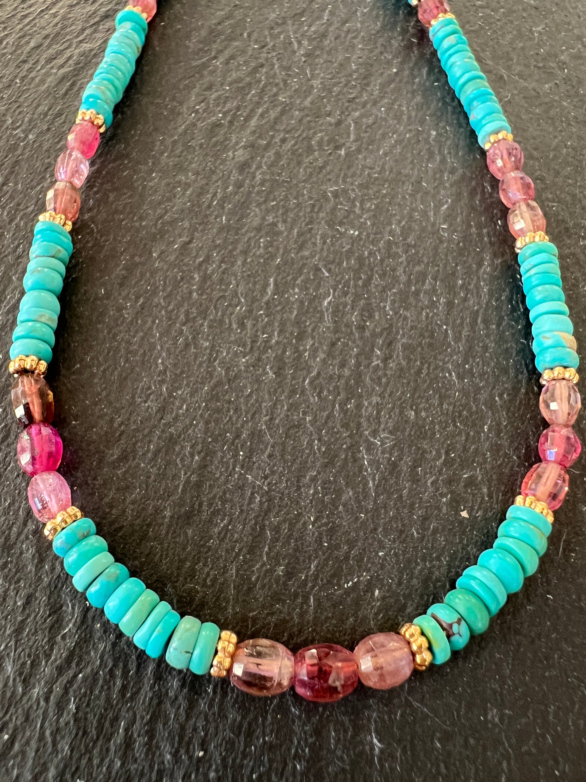 Collier court Heishi en Turquoise naturelle et Tourmaline