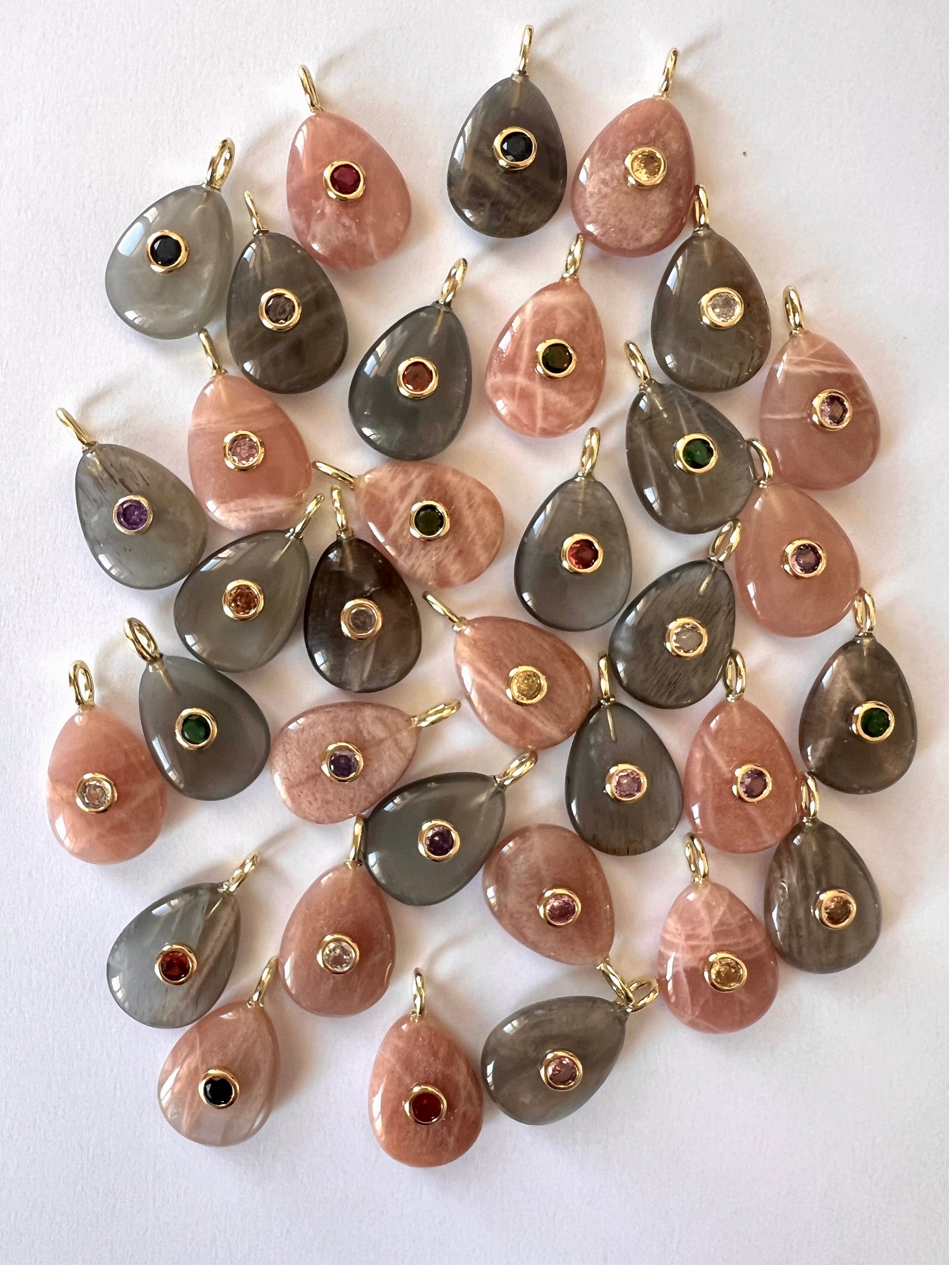 Petits Pendentifs Pierre de Soleil et Pierre de Lune Noire