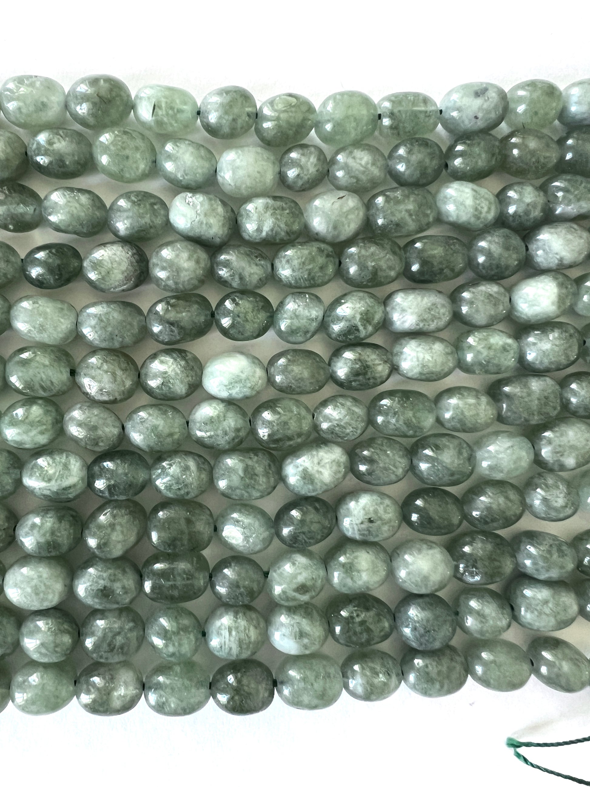Perles au fil en Jade Blanc de Malaisie teint