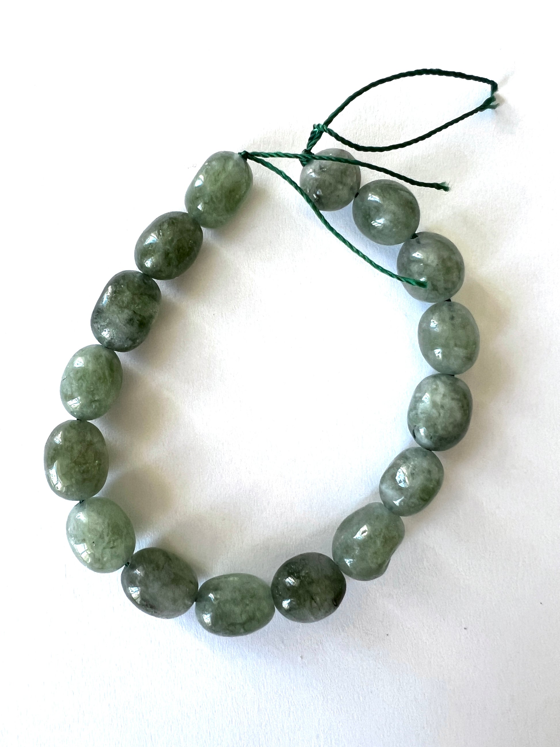 Perles au fil en Jade Blanc de Malaisie teint