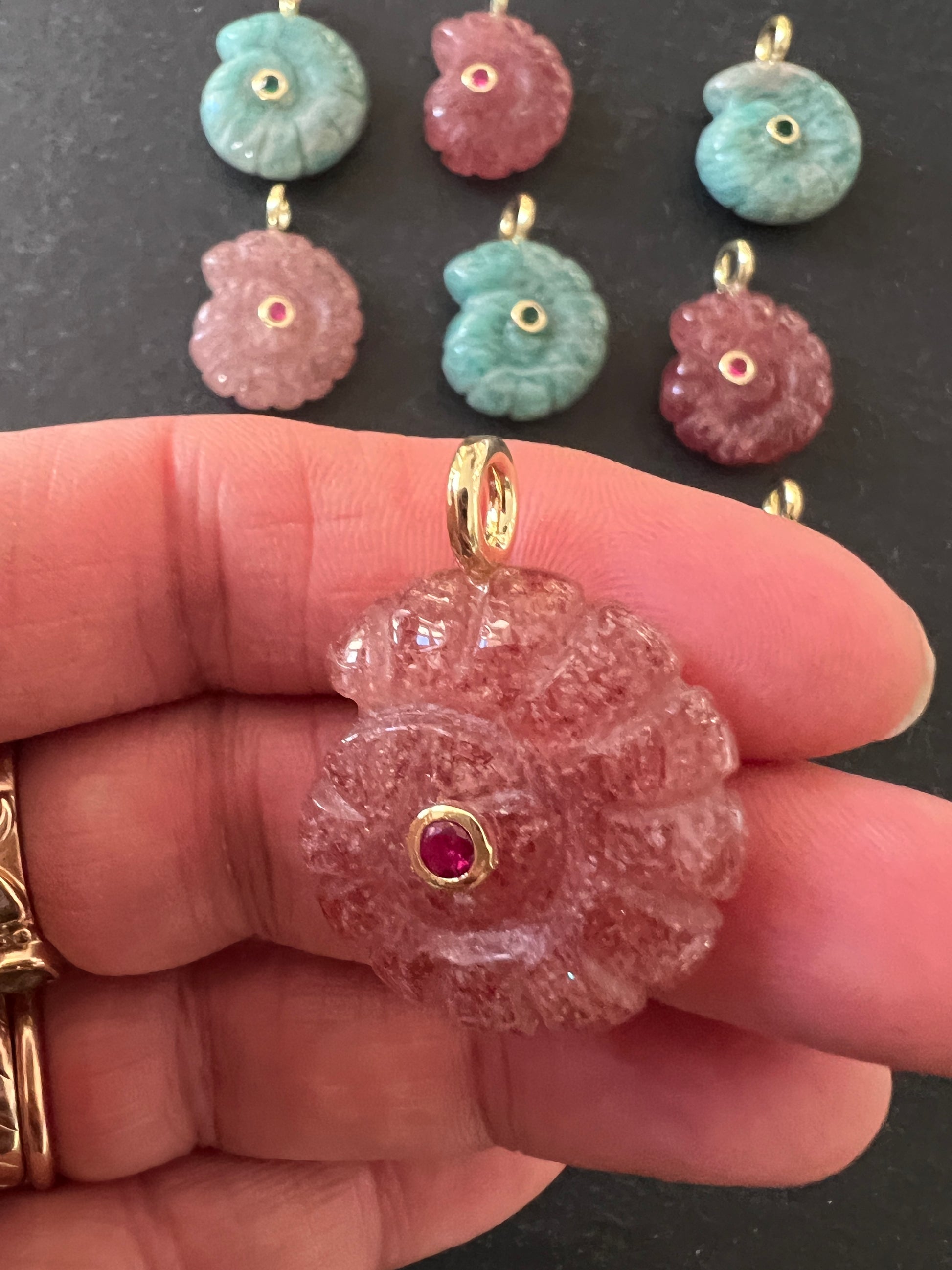 Pendentif Coquillage en Pierre Amazonite ou Quartz Fraise