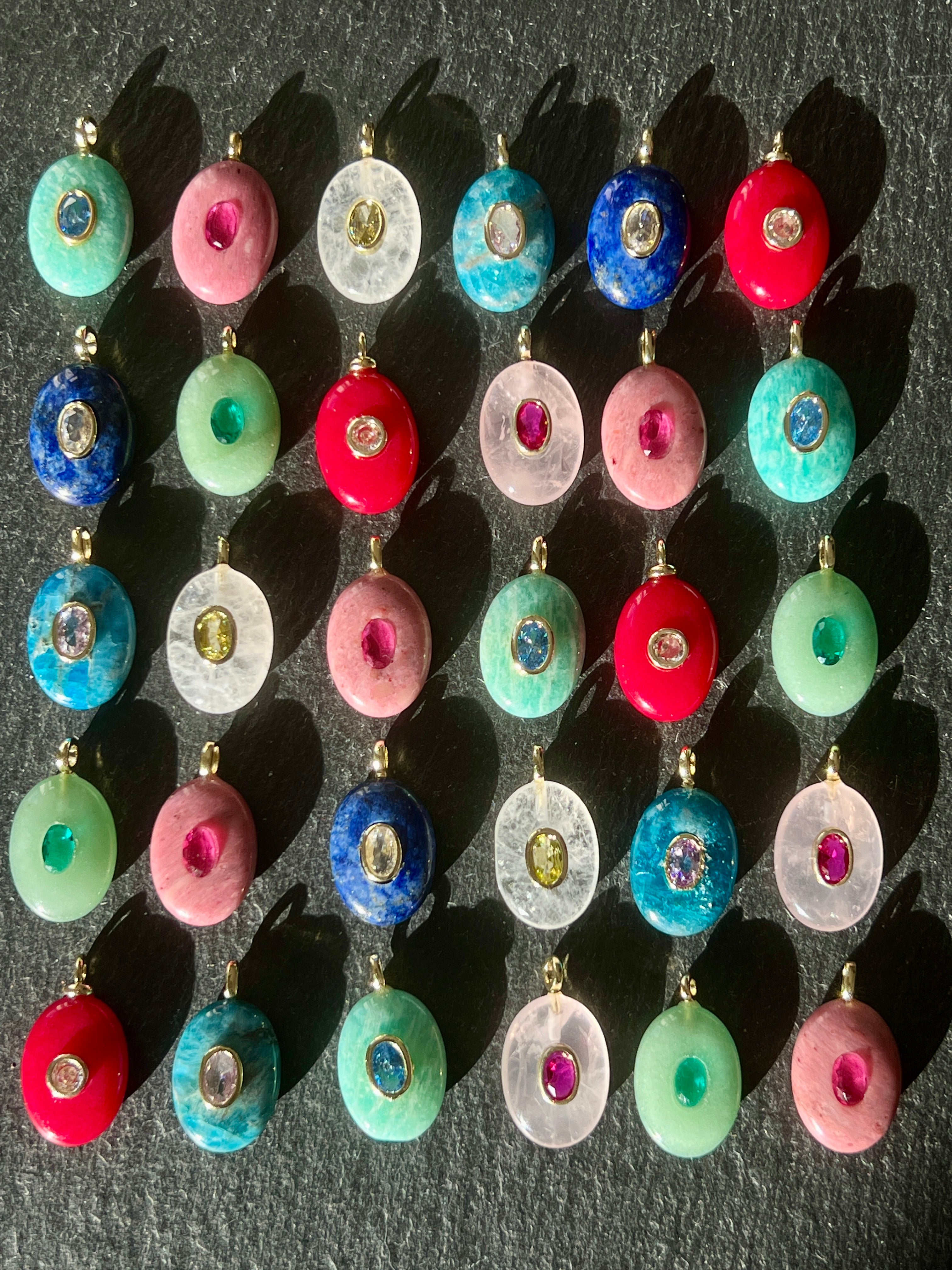 Pendentif ovale en pierre serti d'un Zircon