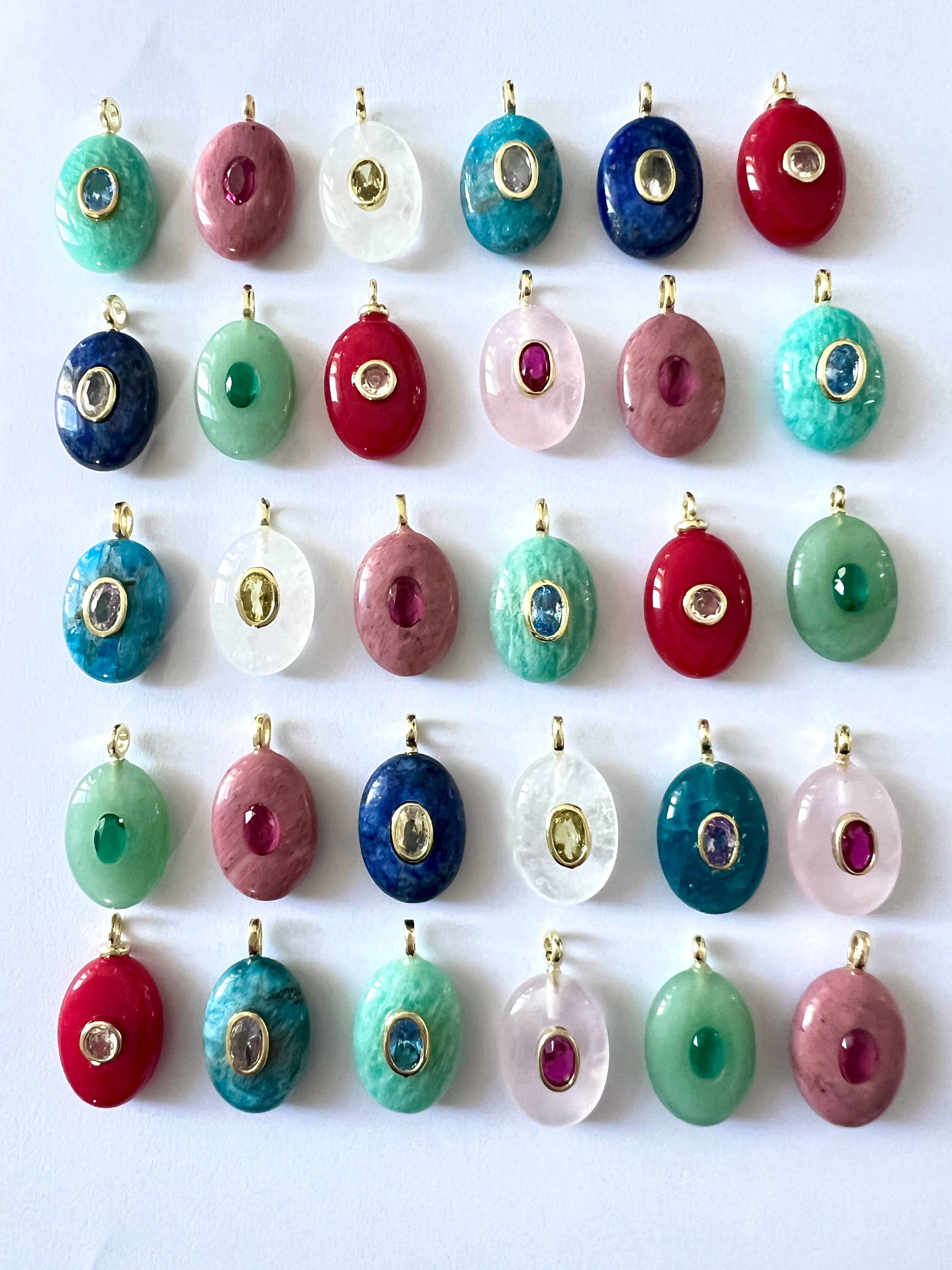 Pendentif ovale en pierre serti d'un Zircon