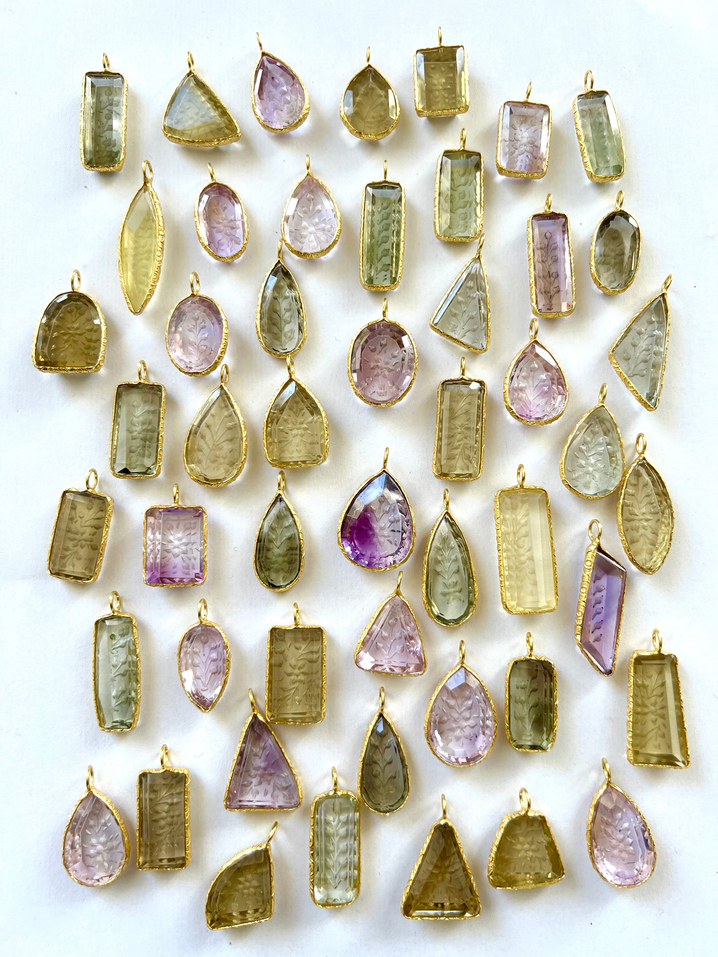 Pendentif Indien Gravé Fleur en Améthyste