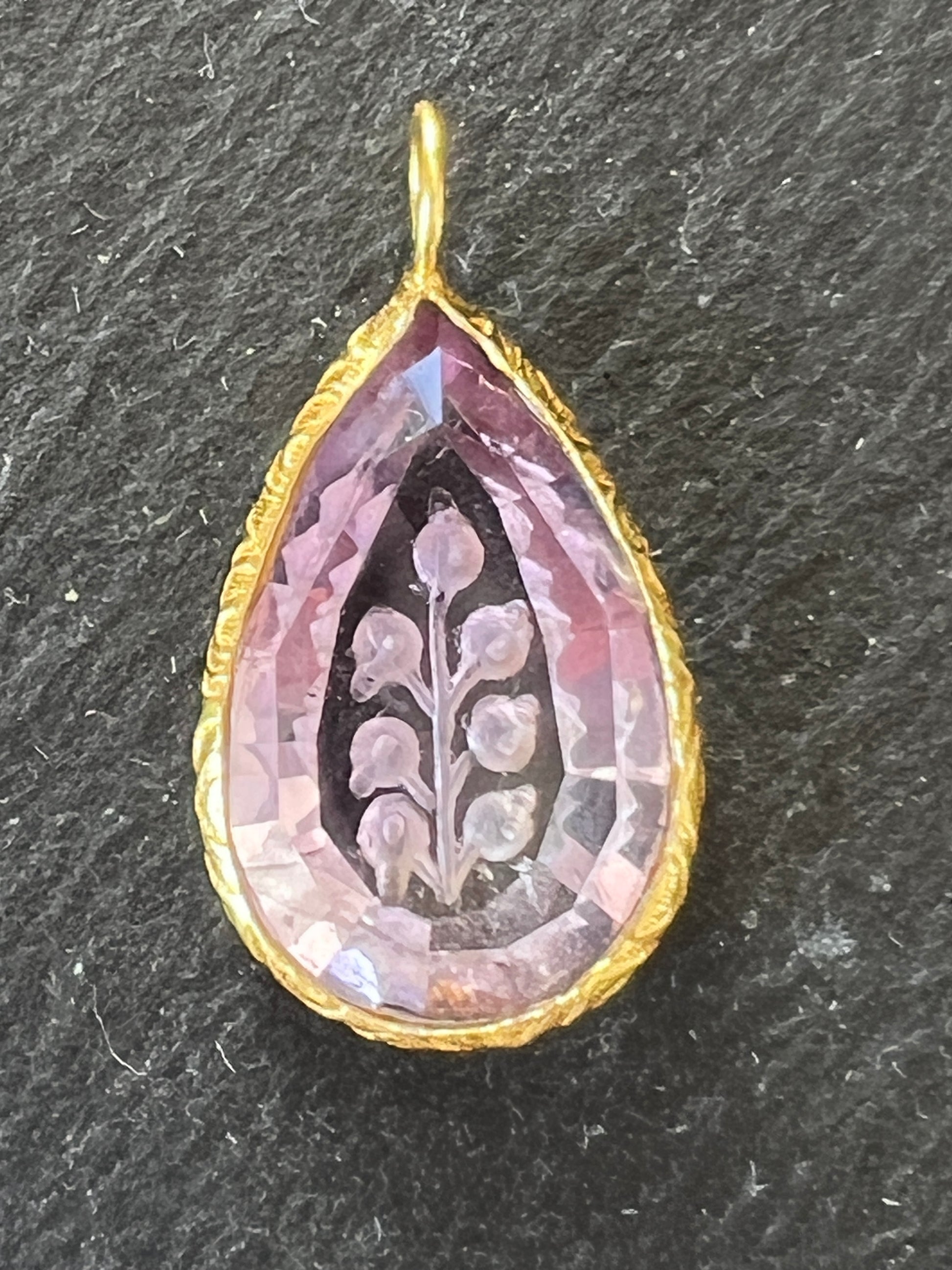 Pendentif Indien Gravé Fleur en Améthyste