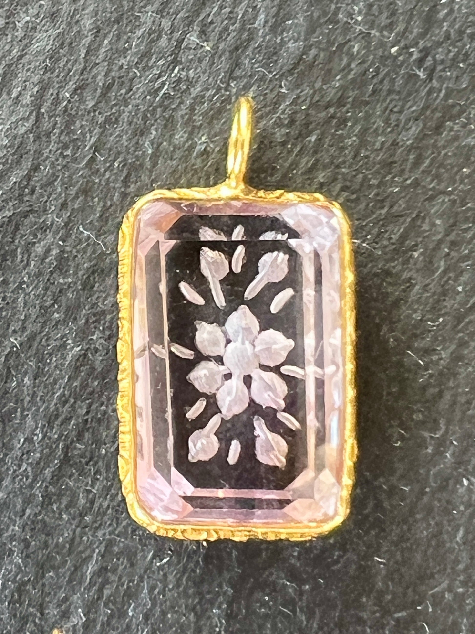 Pendentif Indien Gravé Fleur en Améthyste