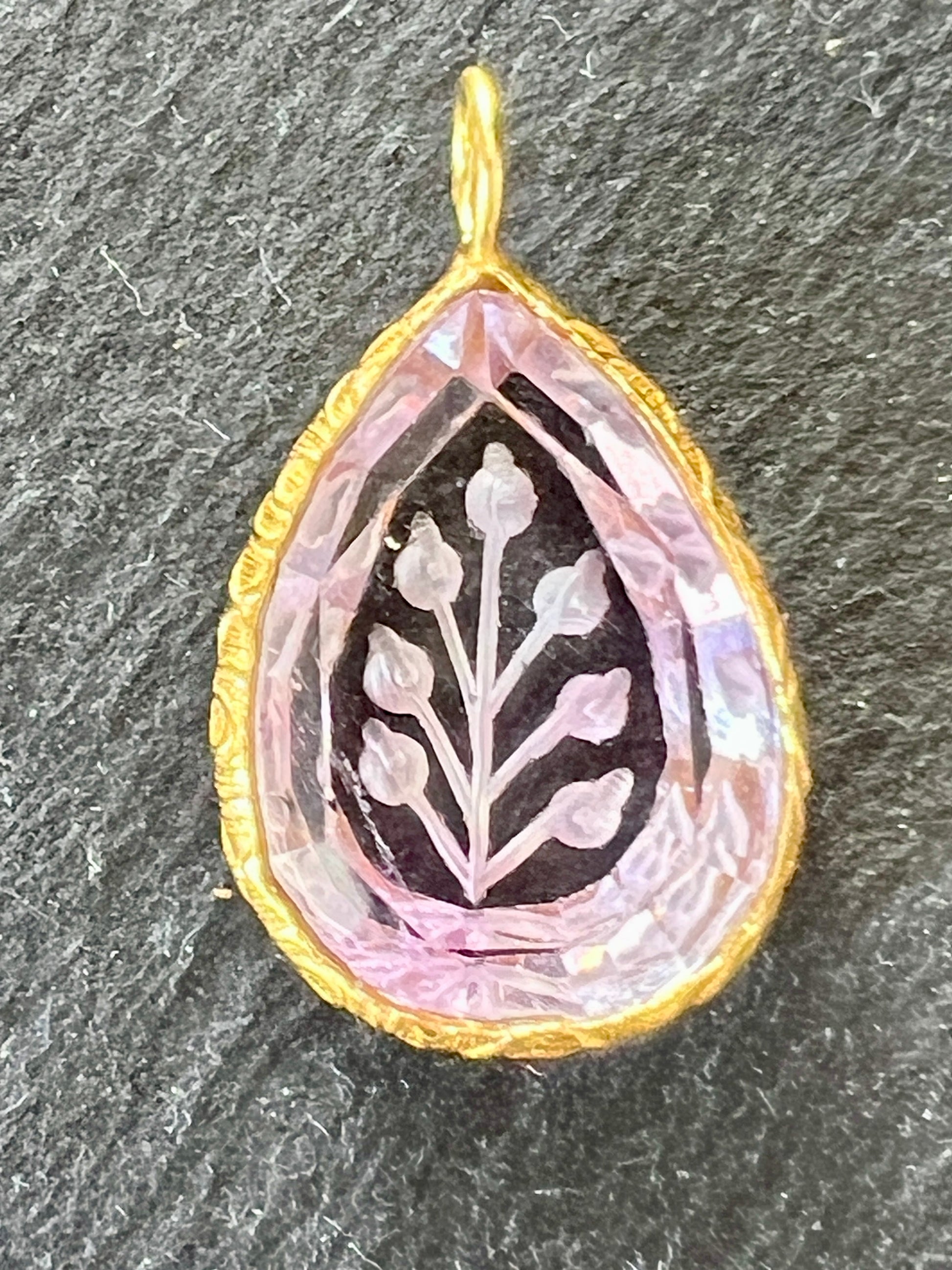 Pendentif Indien Gravé Fleur en Améthyste