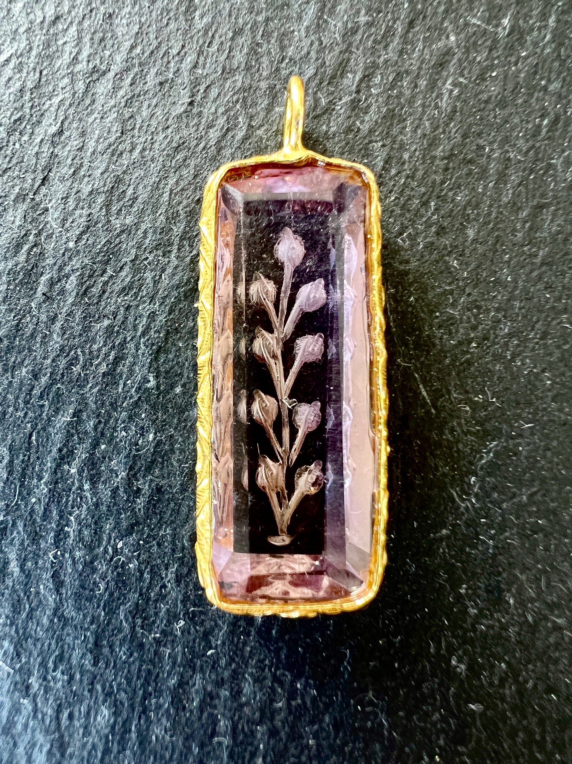 Pendentif Indien Gravé Fleur en Améthyste