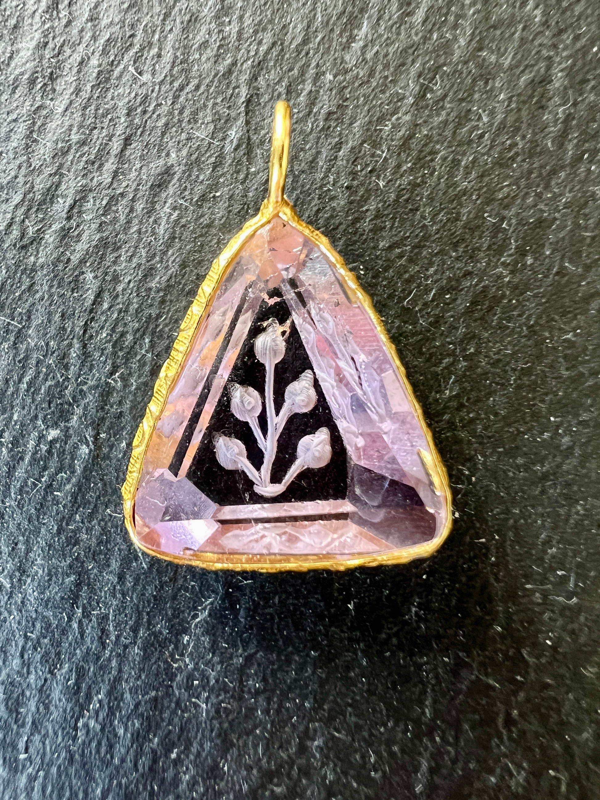 Pendentif Indien Gravé Fleur en Améthyste