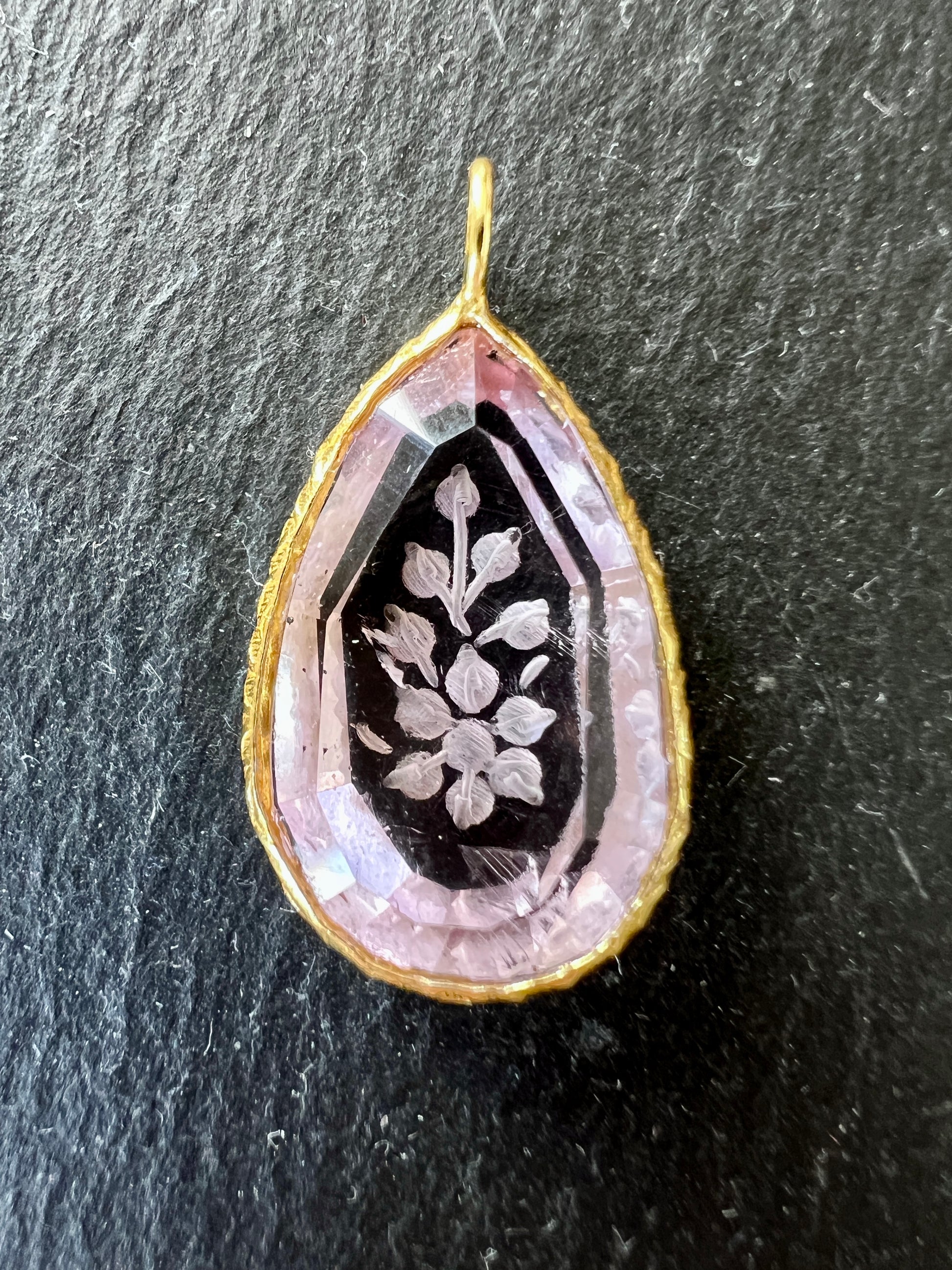 Pendentif Indien Gravé Fleur en Améthyste