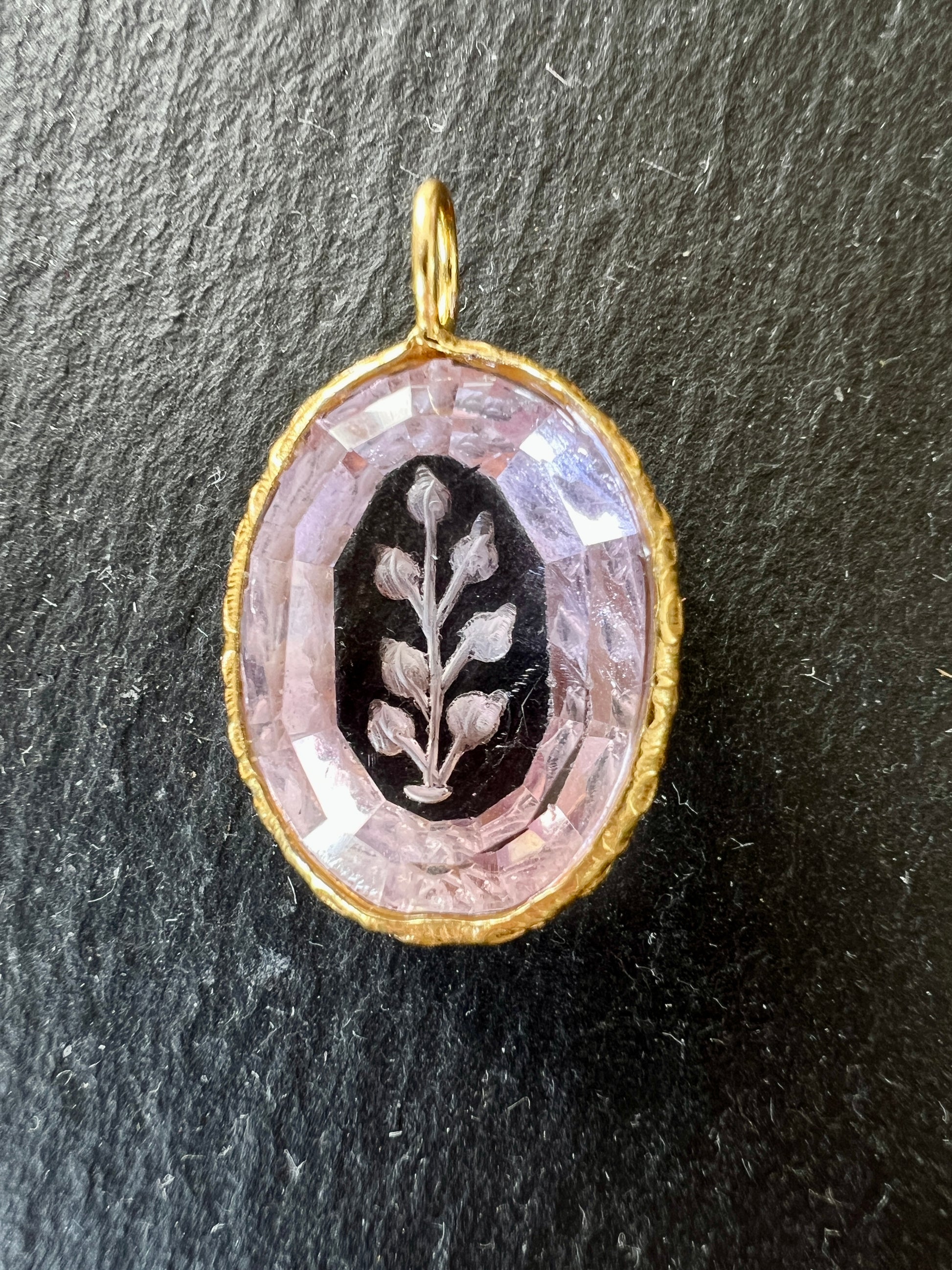 Pendentif Indien Gravé Fleur en Améthyste