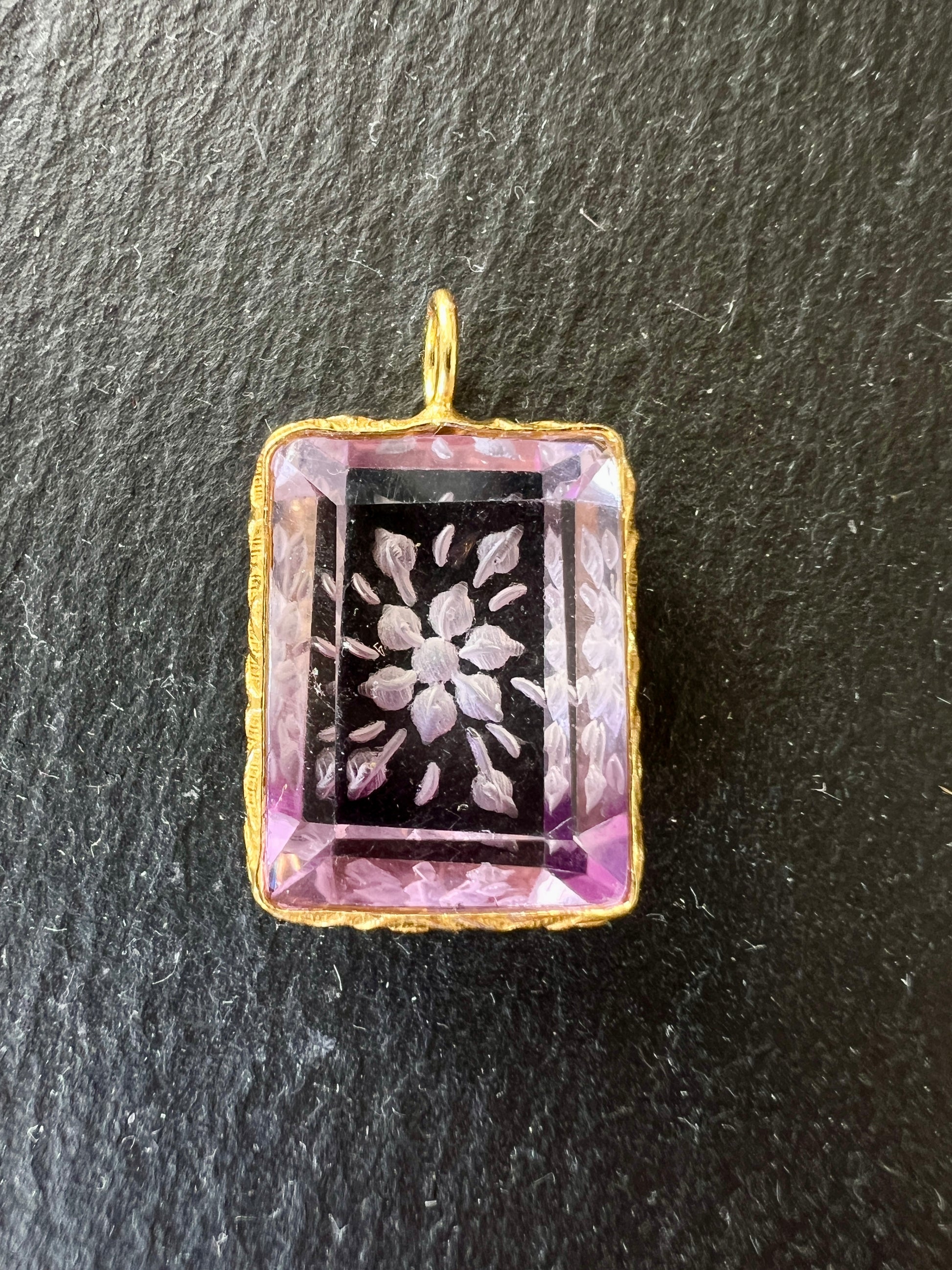 Pendentif Indien Gravé Fleur en Améthyste
