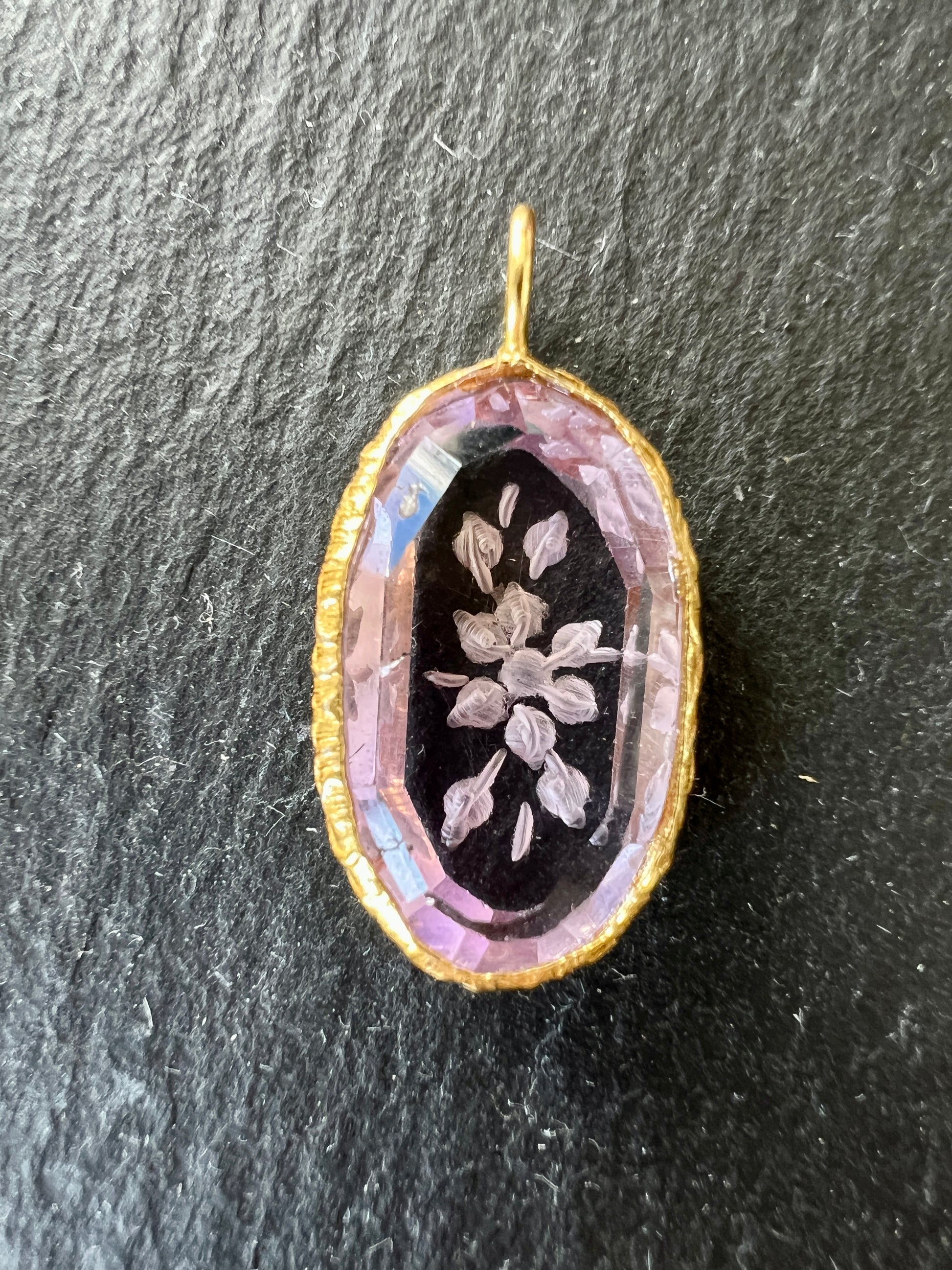 Pendentif Indien Gravé Fleur en Améthyste