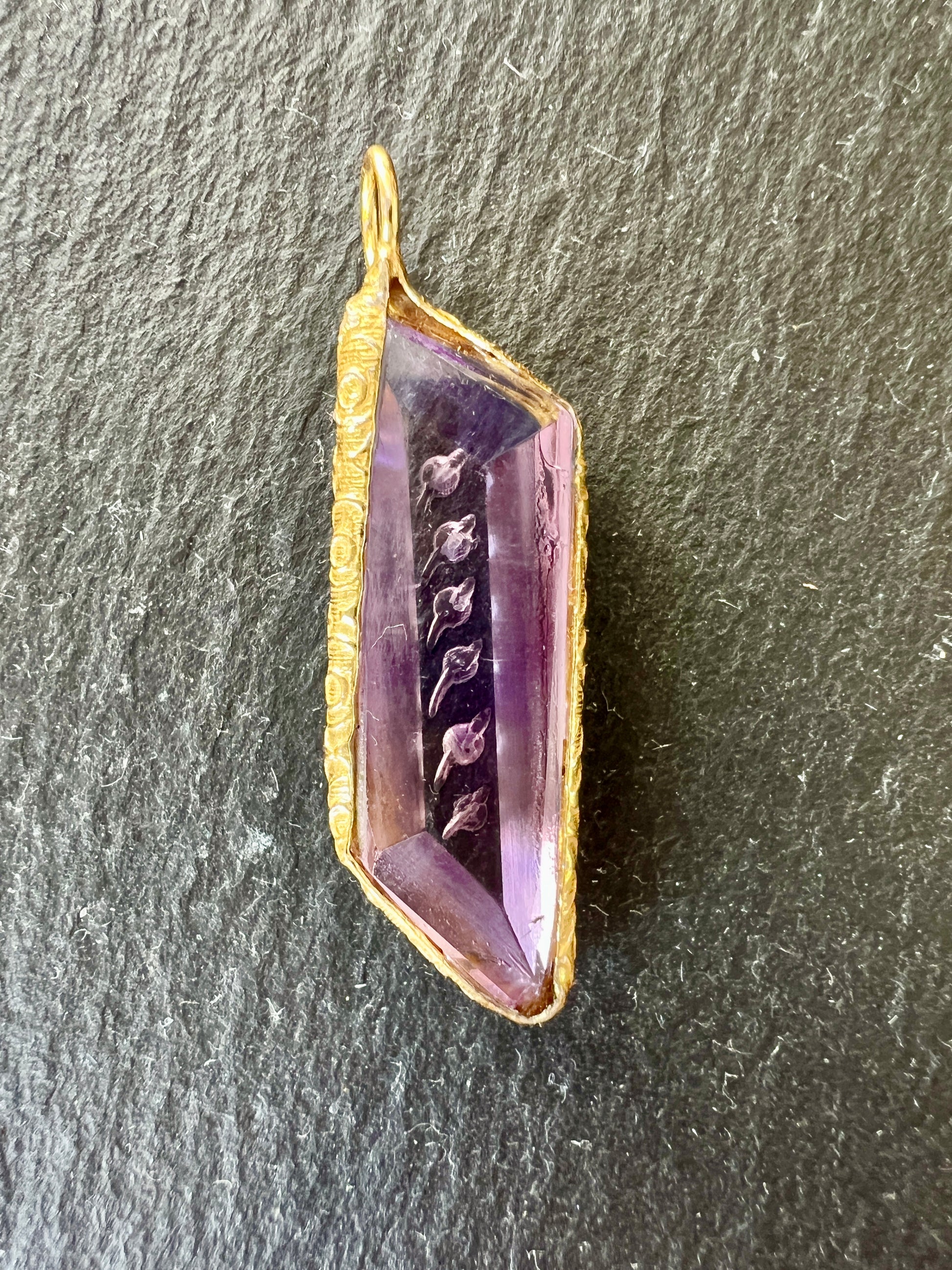 Pendentif Indien Gravé Fleur en Améthyste