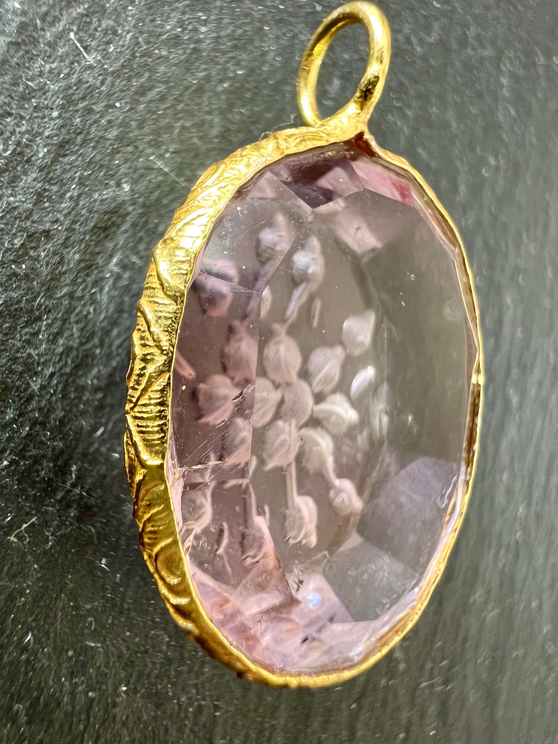 Pendentif Indien Gravé Fleur en Améthyste