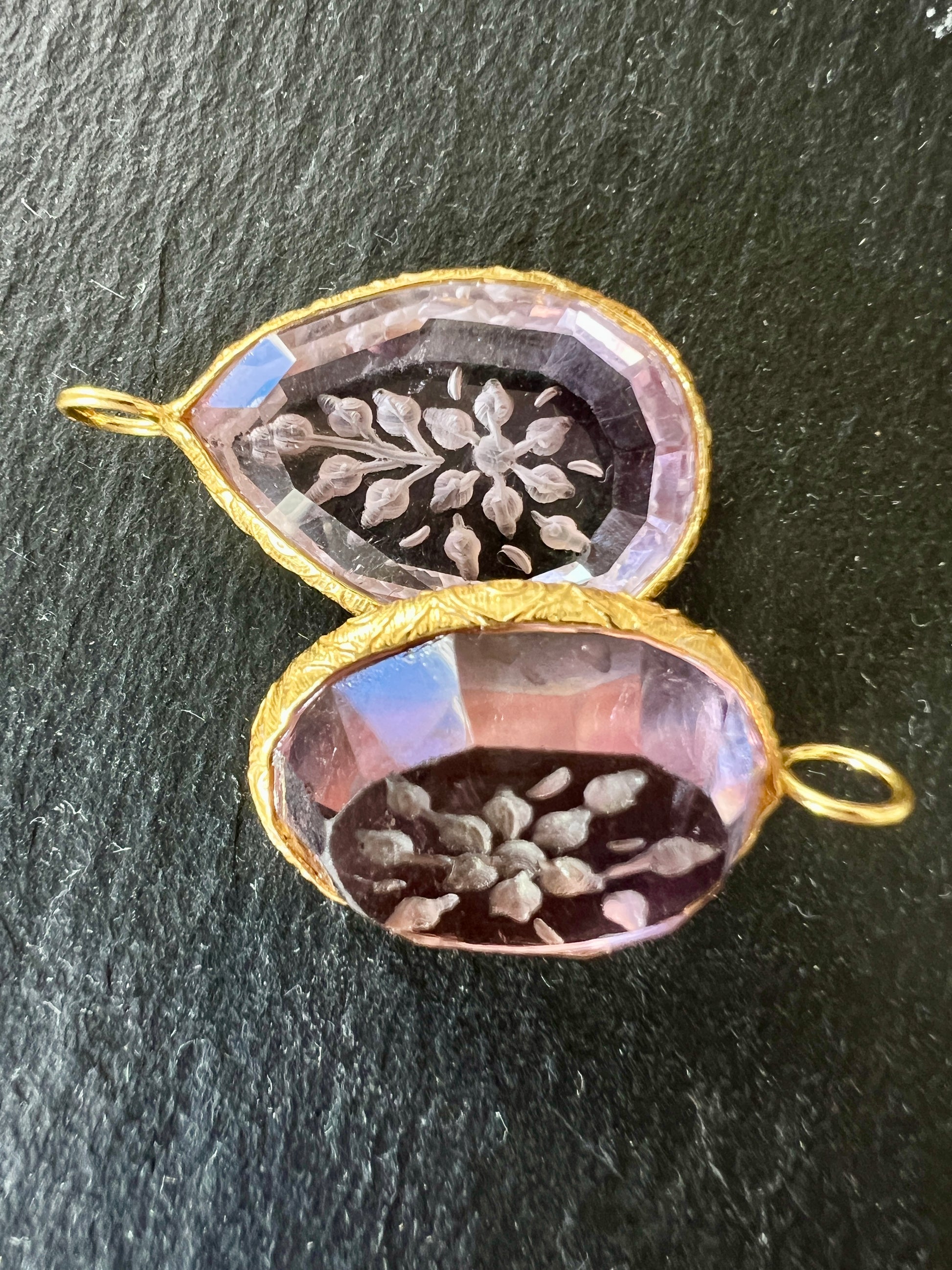 Pendentif Indien Gravé Fleur en Améthyste