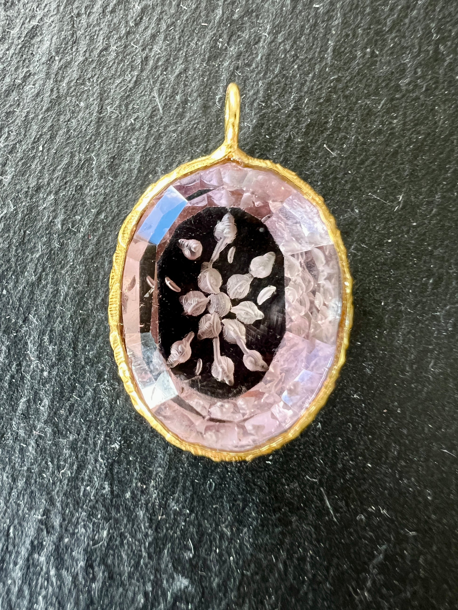 Pendentif Indien Gravé Fleur en Améthyste