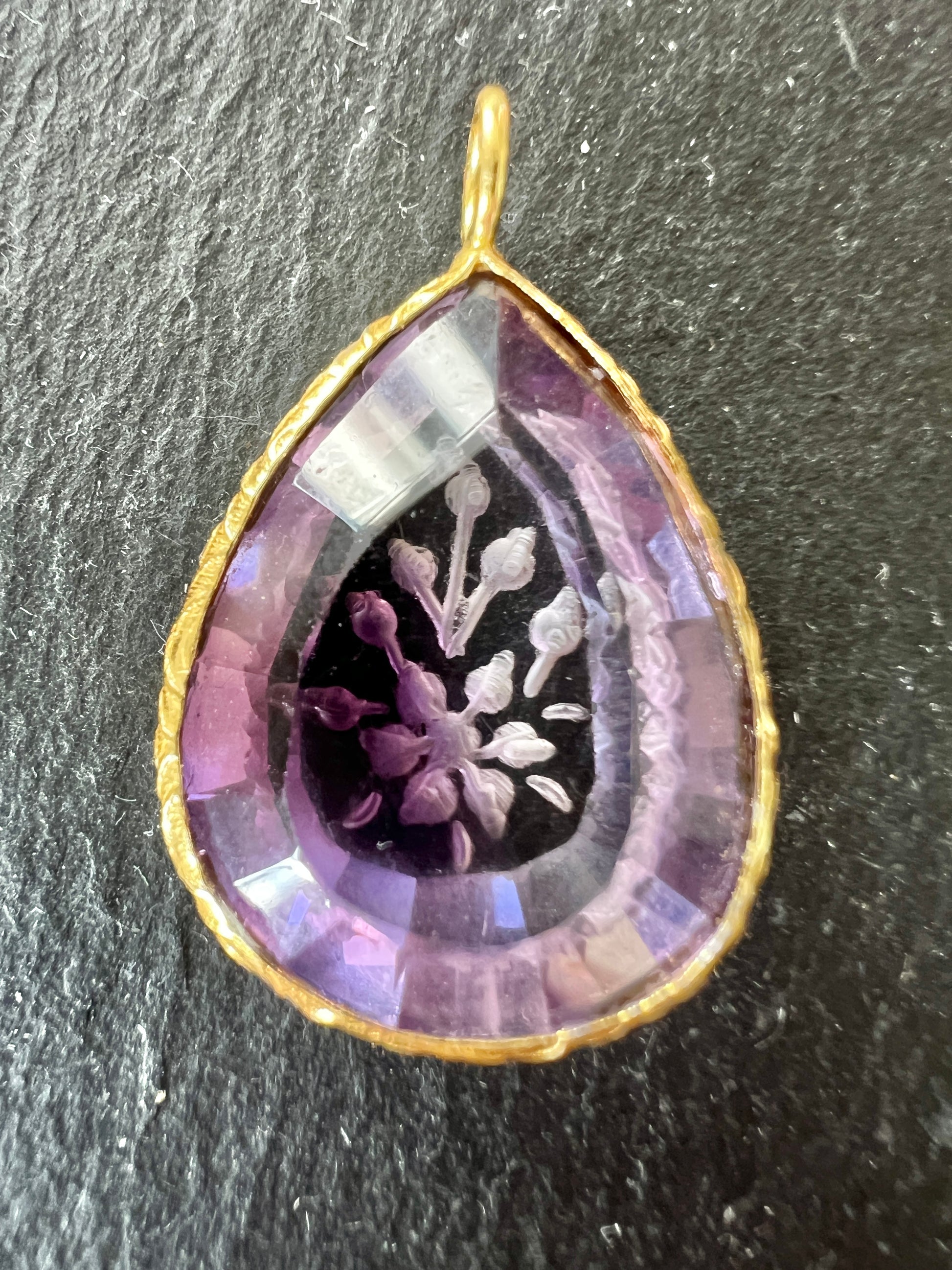 Pendentif Indien Gravé Fleur en Améthyste