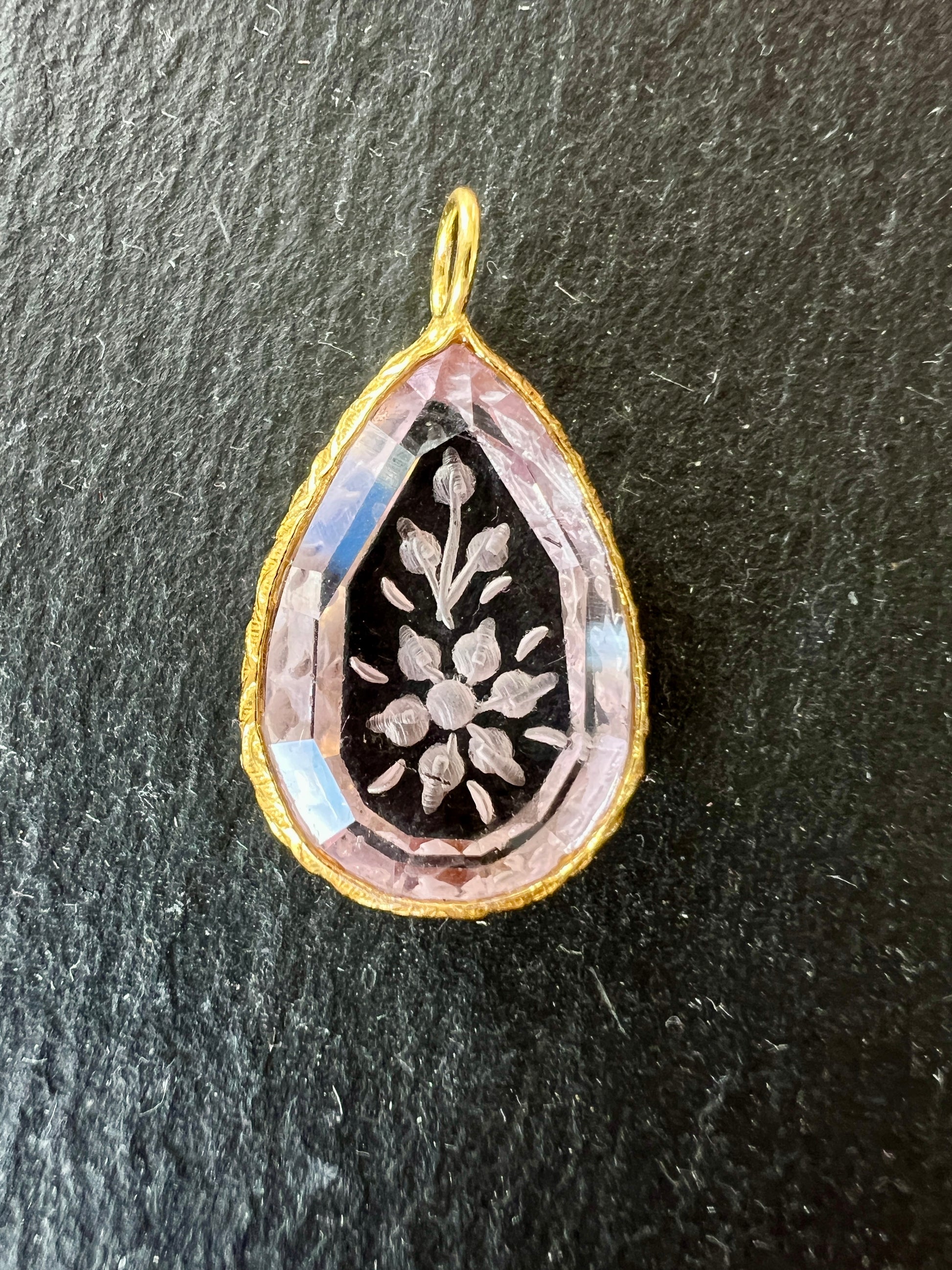 Pendentif Indien Gravé Fleur en Améthyste