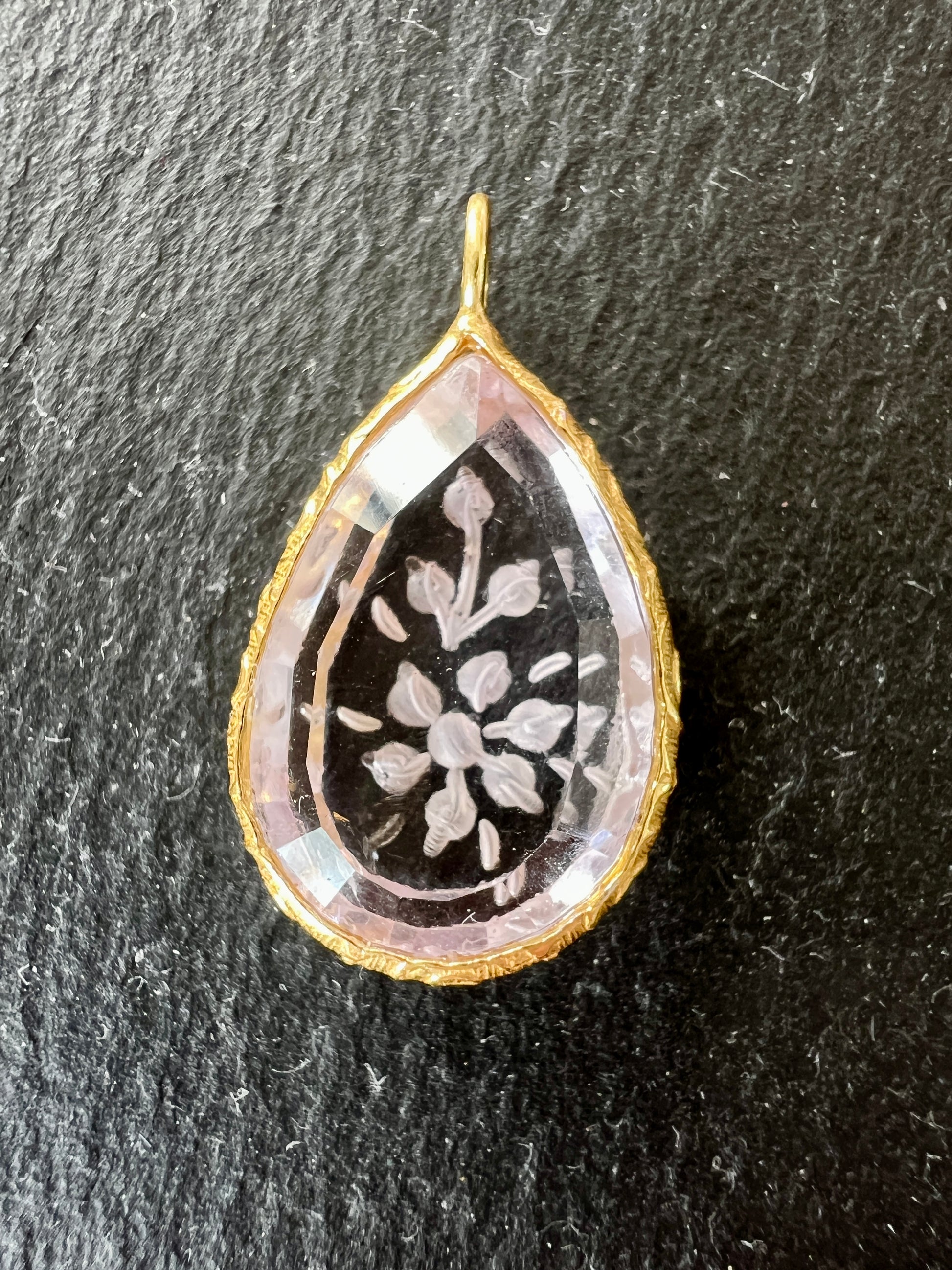 Pendentif Indien Gravé Fleur en Améthyste