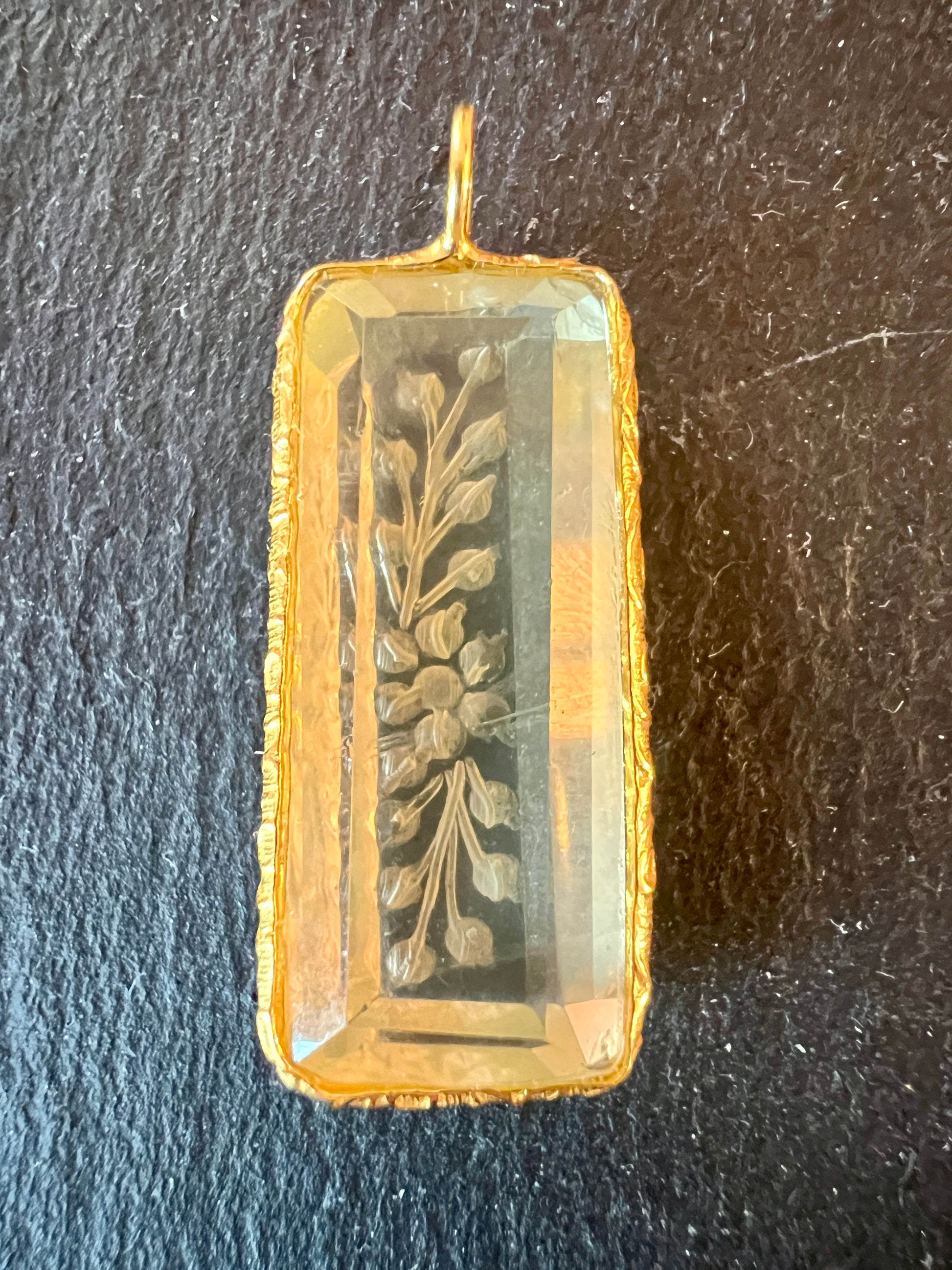 Pendentif Indien Gravé Fleur en Quartz Citron