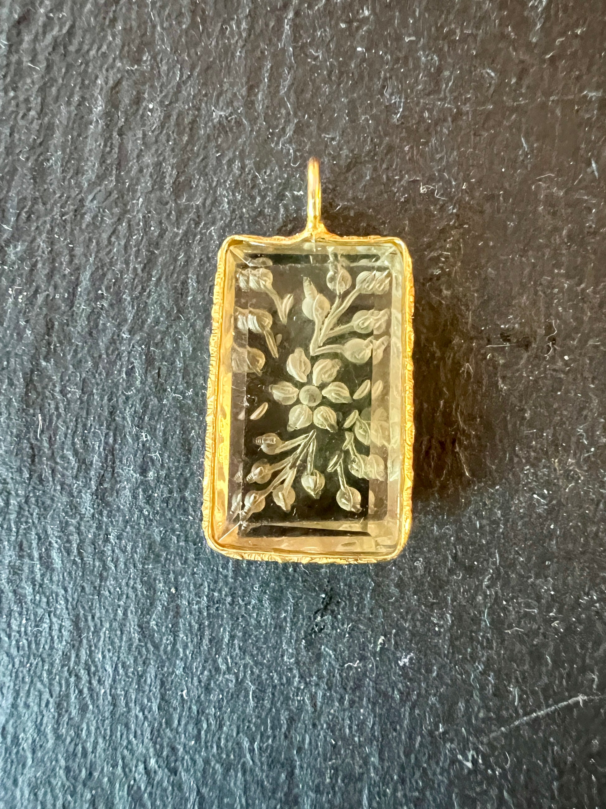 Pendentif Indien Gravé Fleur en Quartz Citron