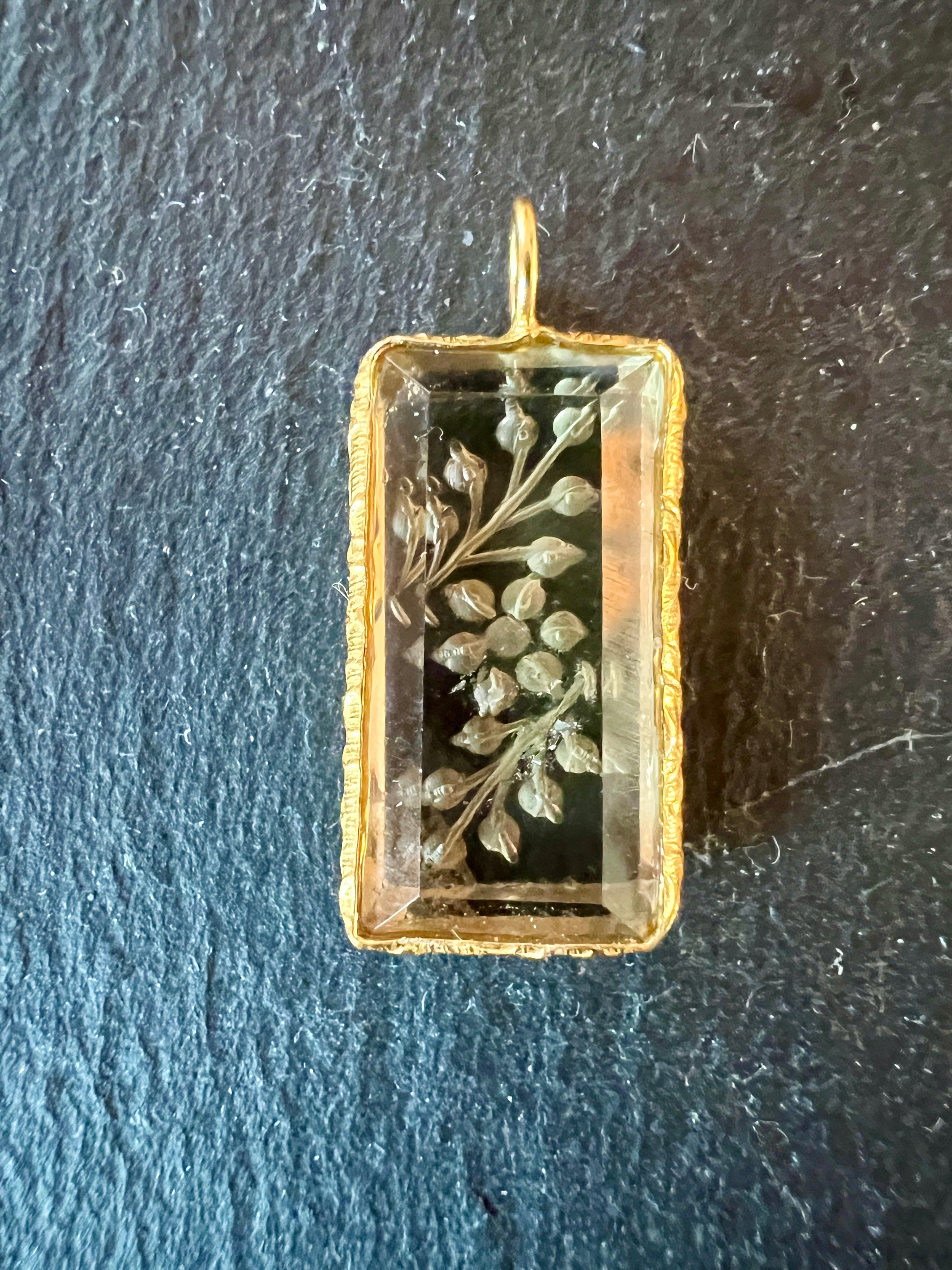 Pendentif Indien Gravé Fleur en Quartz Citron