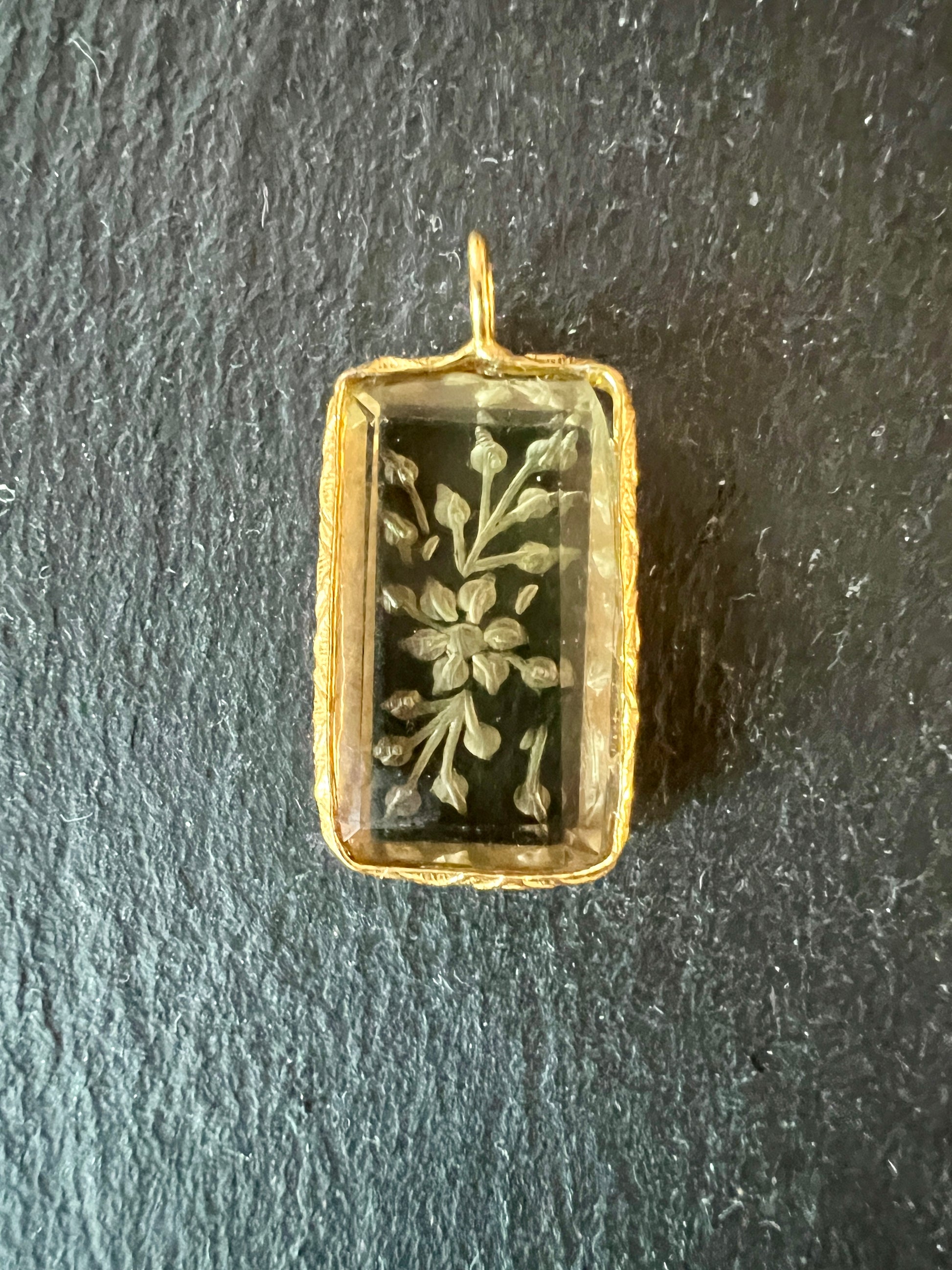 Pendentif Indien Gravé Fleur en Quartz Citron