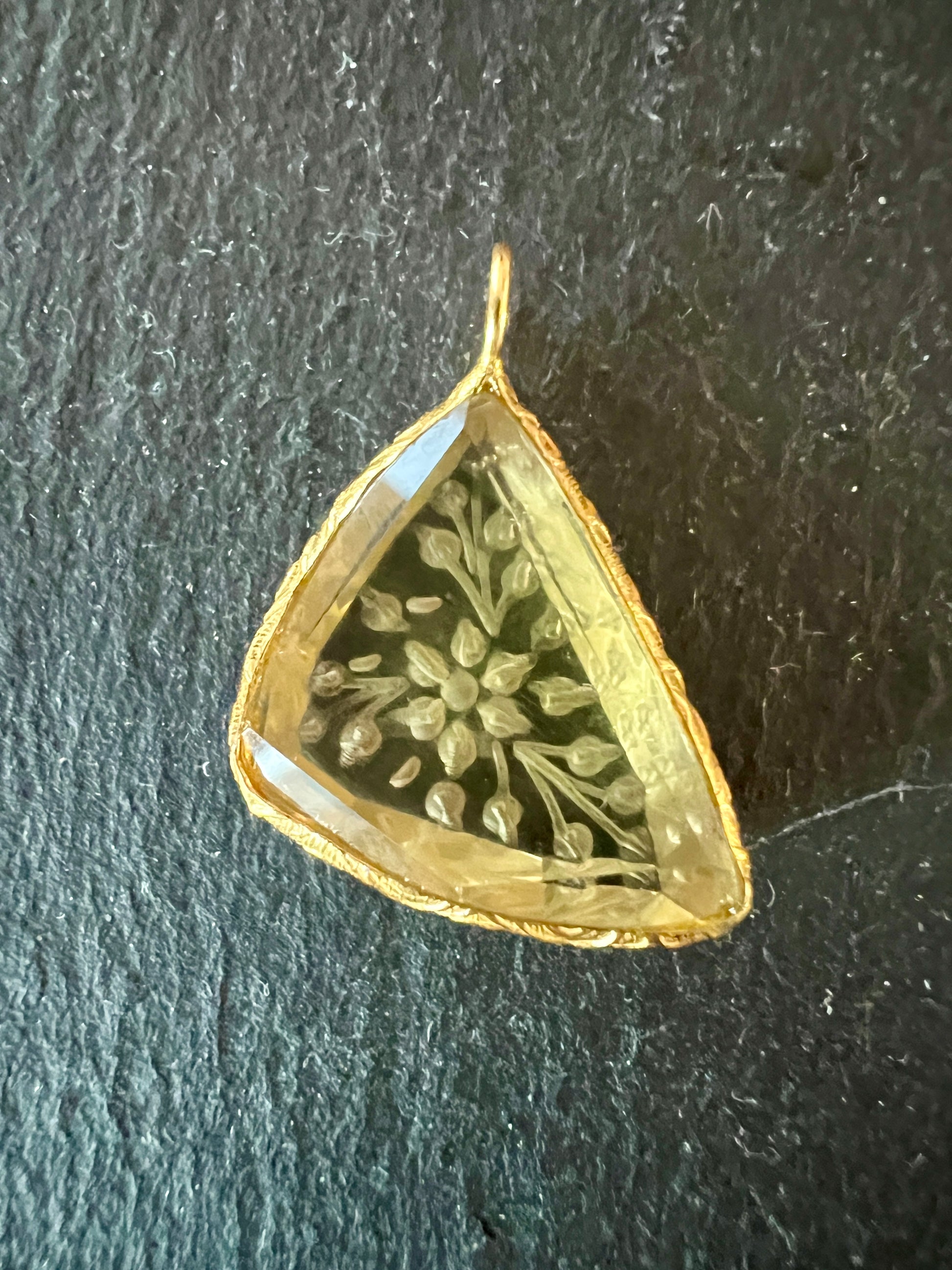 Pendentif Indien Gravé Fleur en Quartz Citron