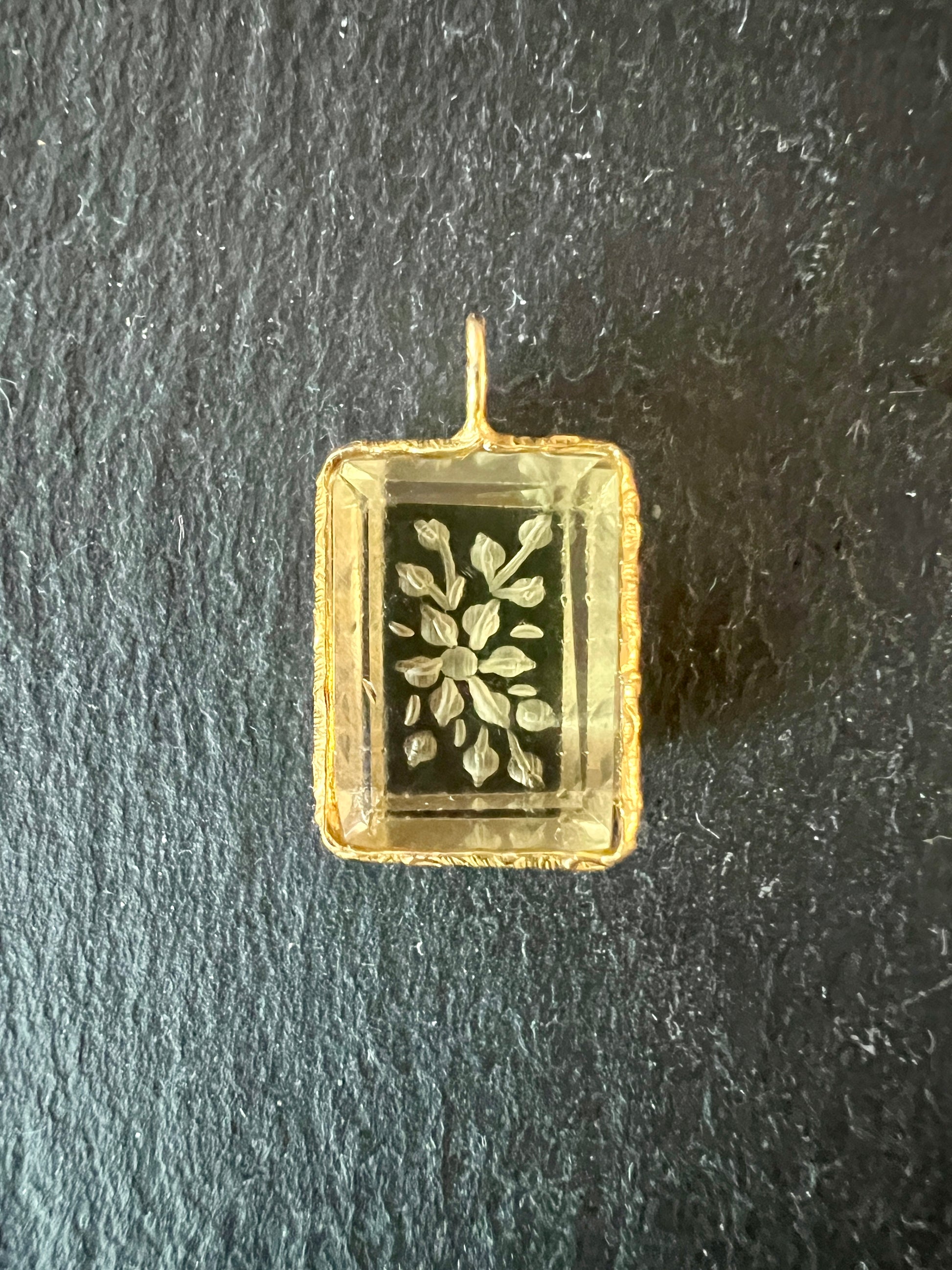 Pendentif Indien Gravé Fleur en Quartz Citron