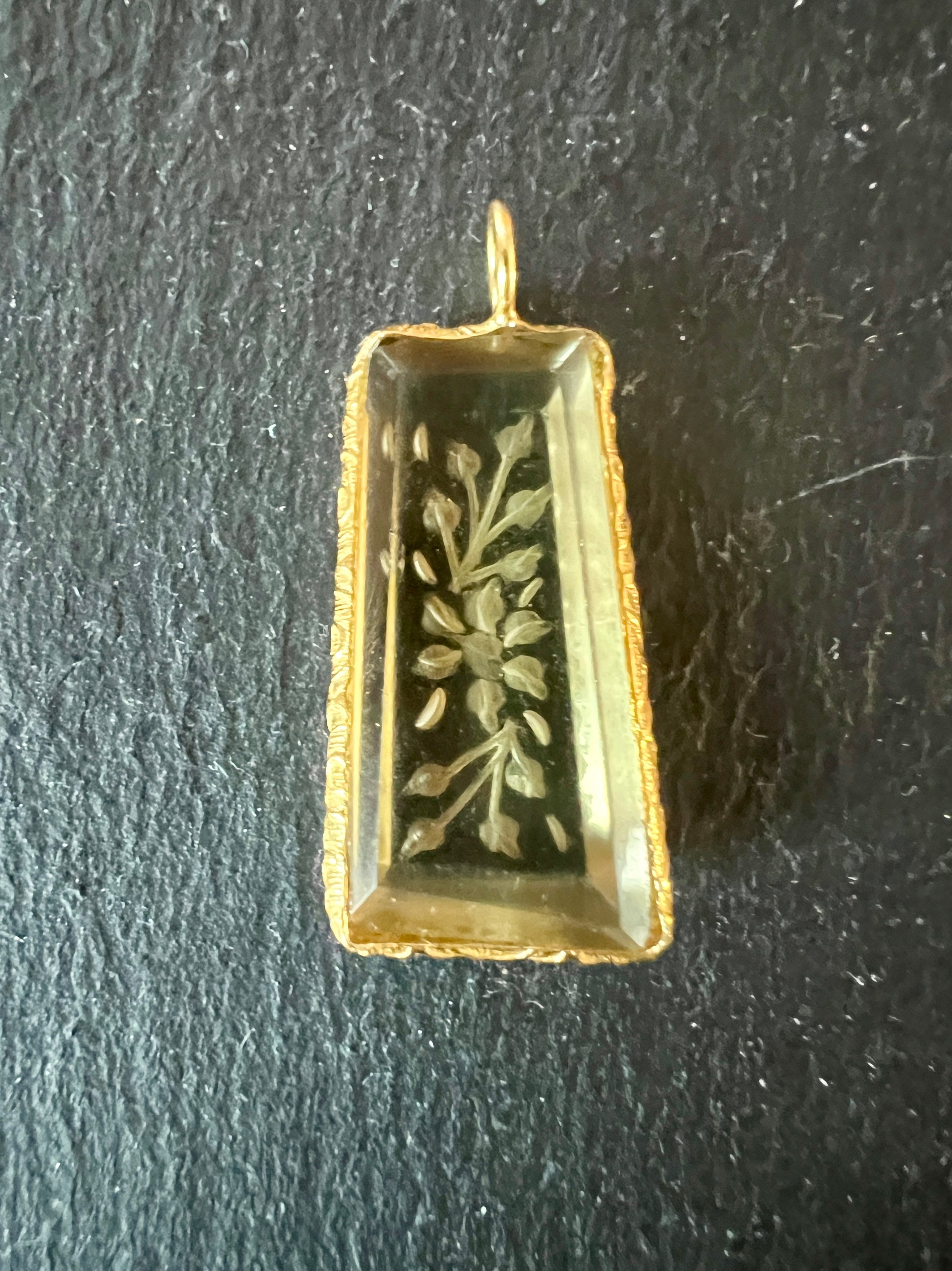 Pendentif Indien Gravé Fleur en Quartz Citron