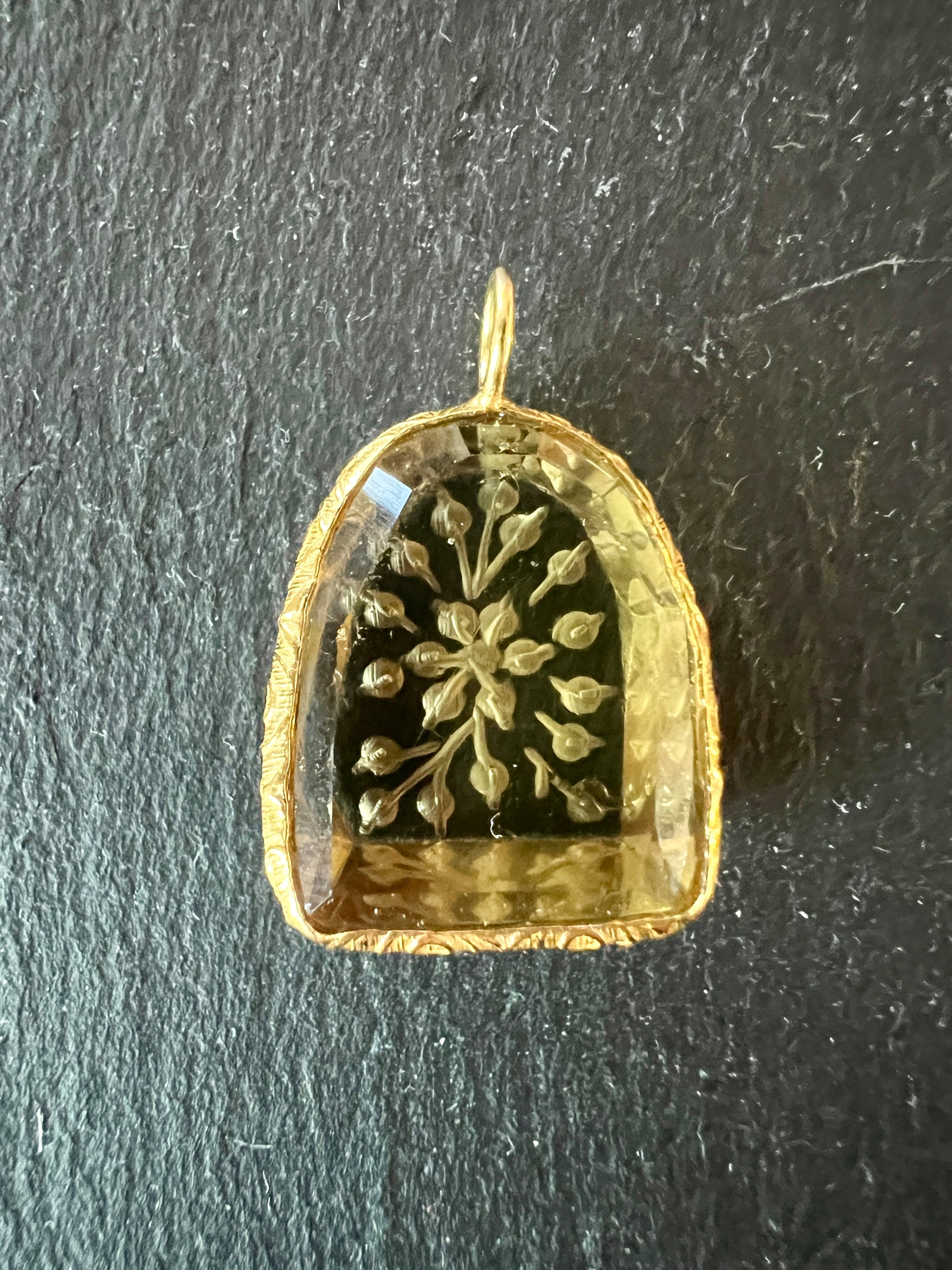 Pendentif Indien Gravé Fleur en Quartz Citron