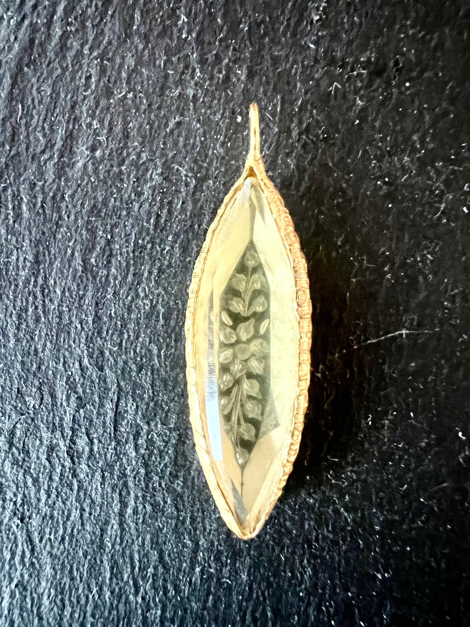 Pendentif Indien Gravé Fleur en Quartz Citron