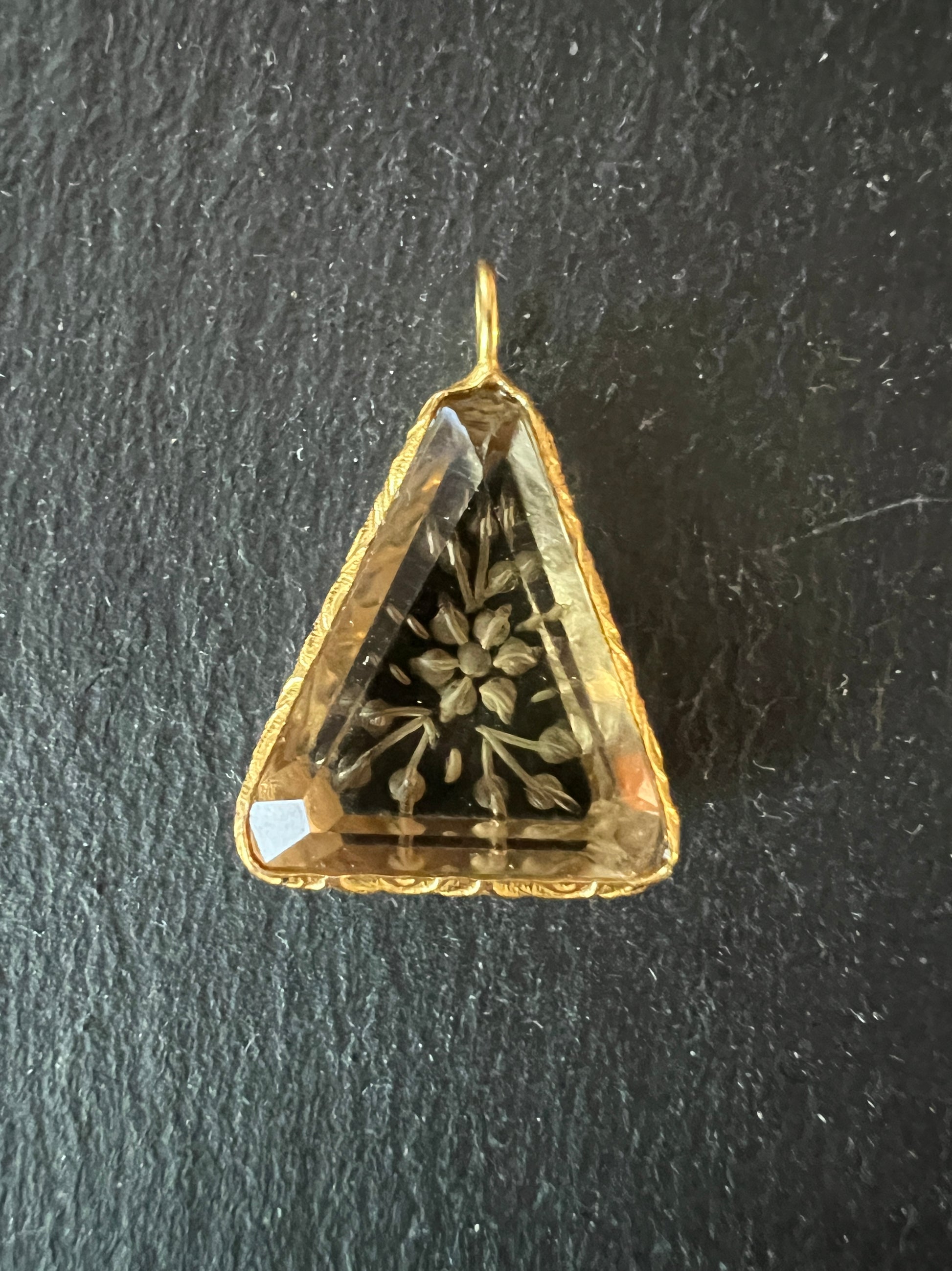 Pendentif Indien Gravé Fleur en Quartz Citron