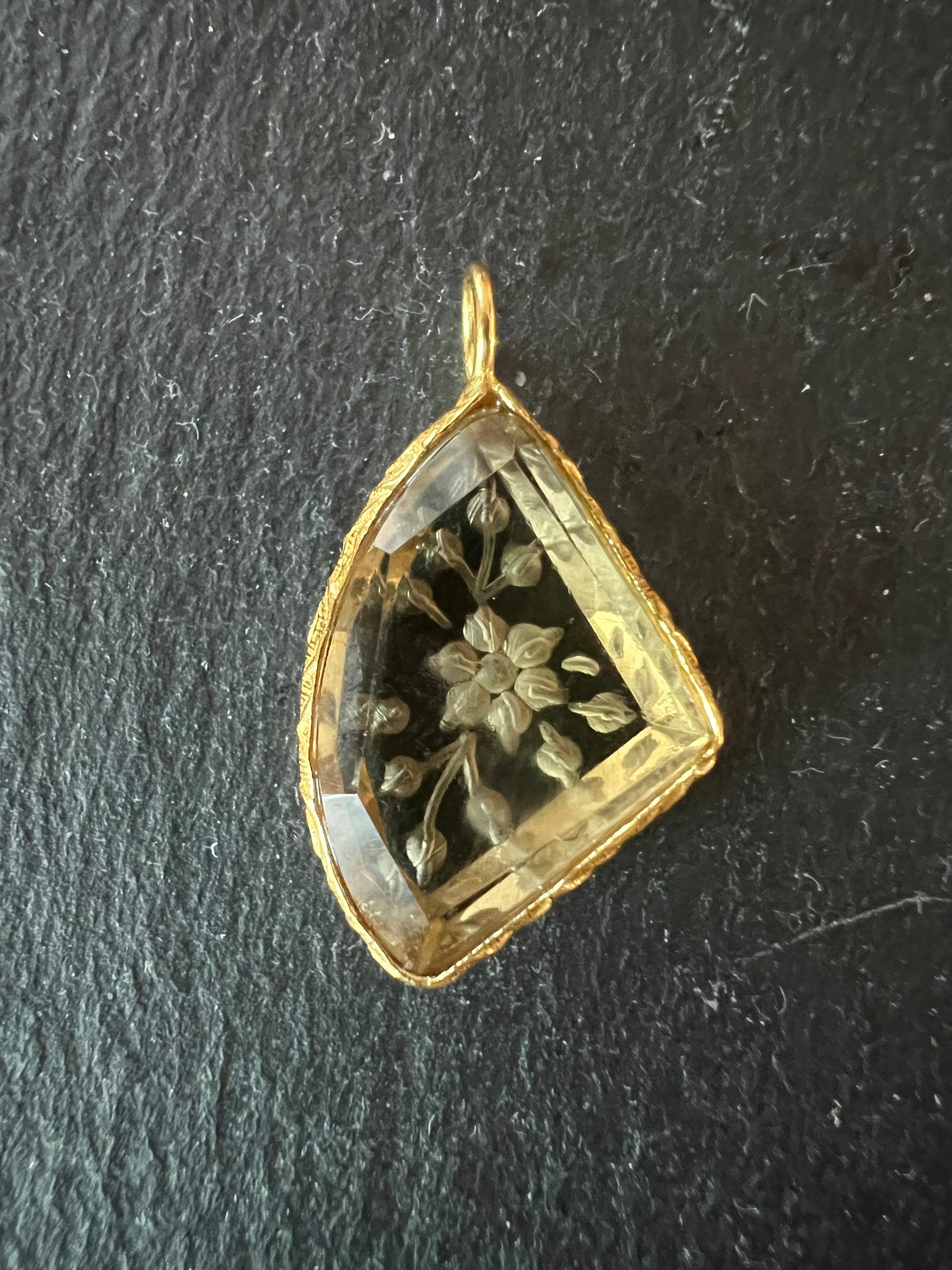 Pendentif Indien Gravé Fleur en Quartz Citron