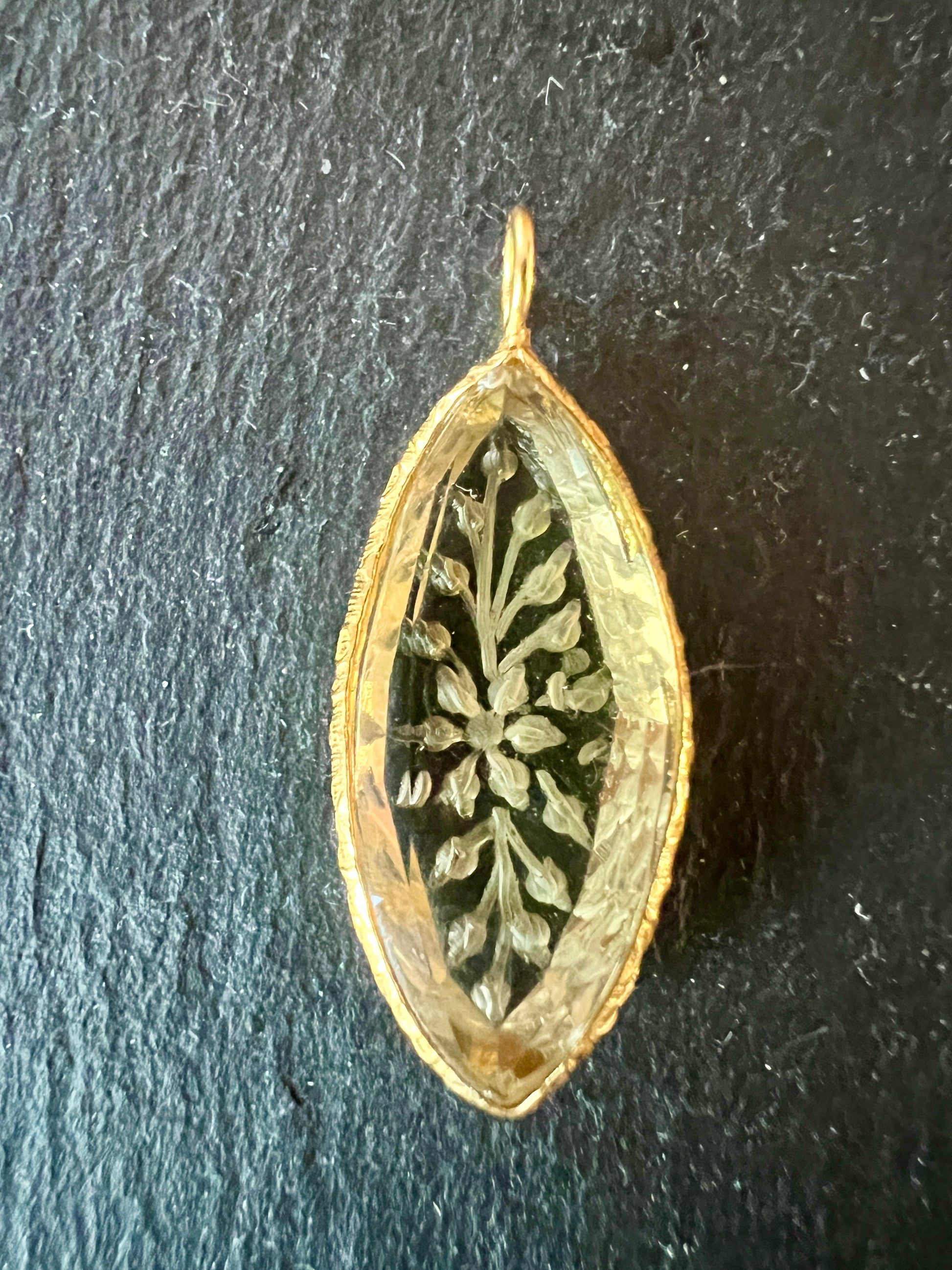 Pendentif Indien Gravé Fleur en Quartz Citron