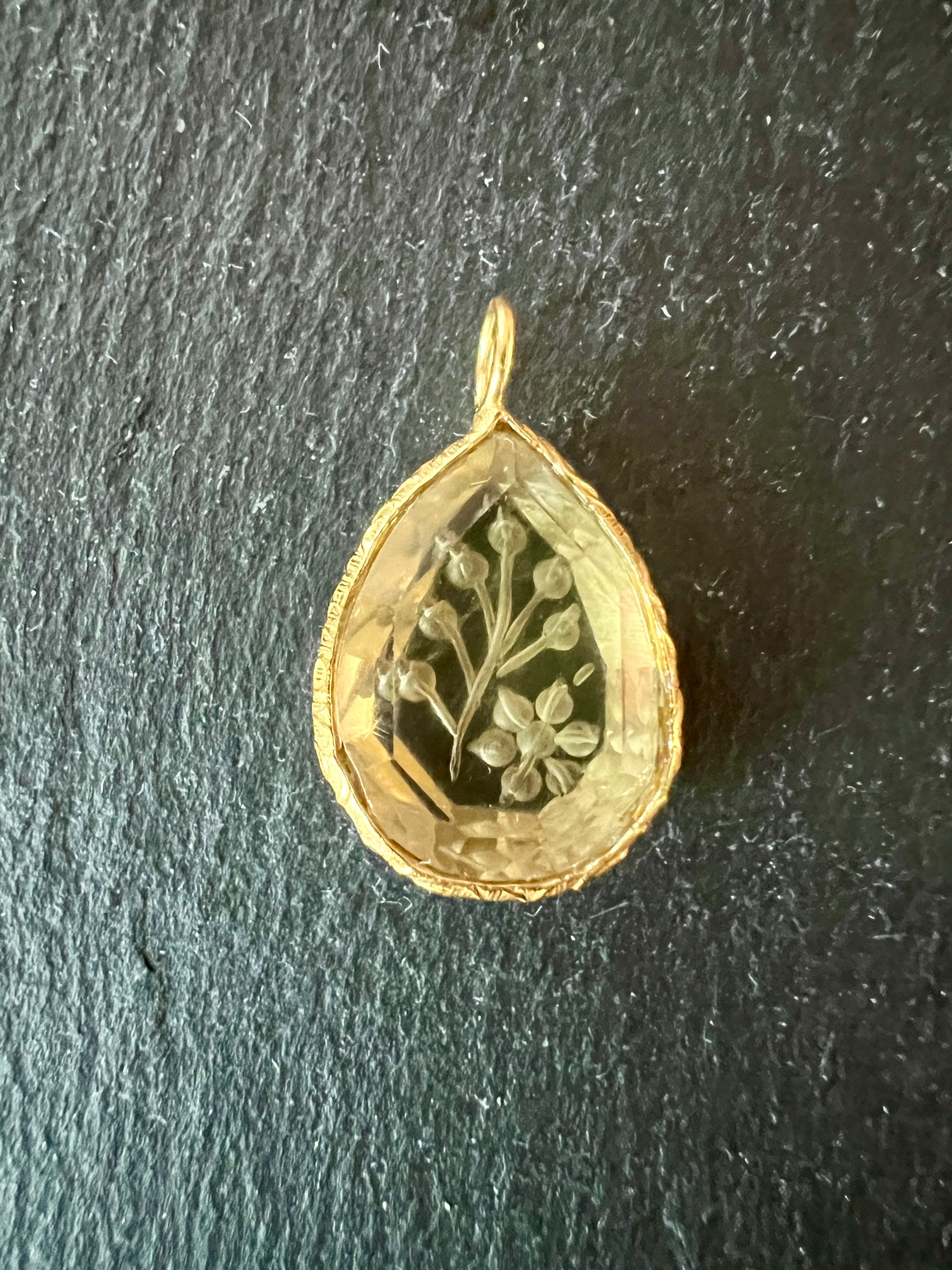 Pendentif Indien Gravé Fleur en Quartz Citron