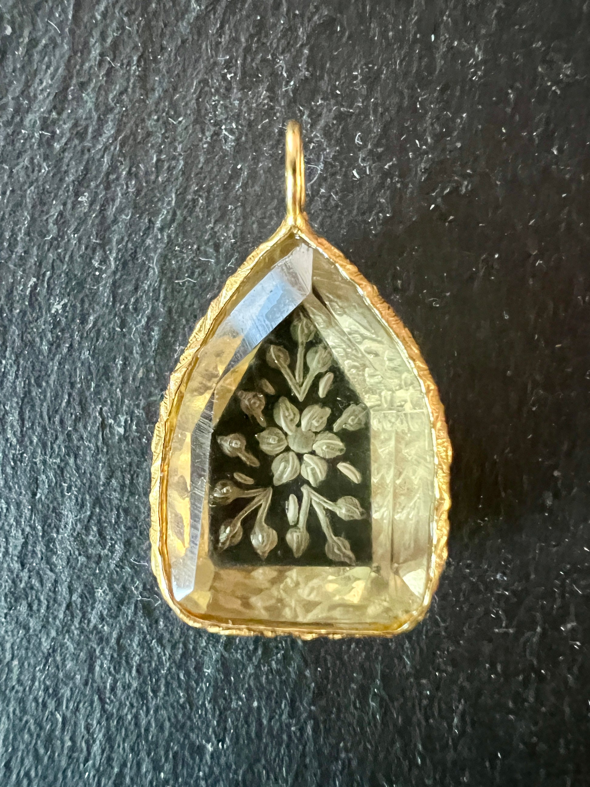 Pendentif Indien Gravé Fleur en Quartz Citron