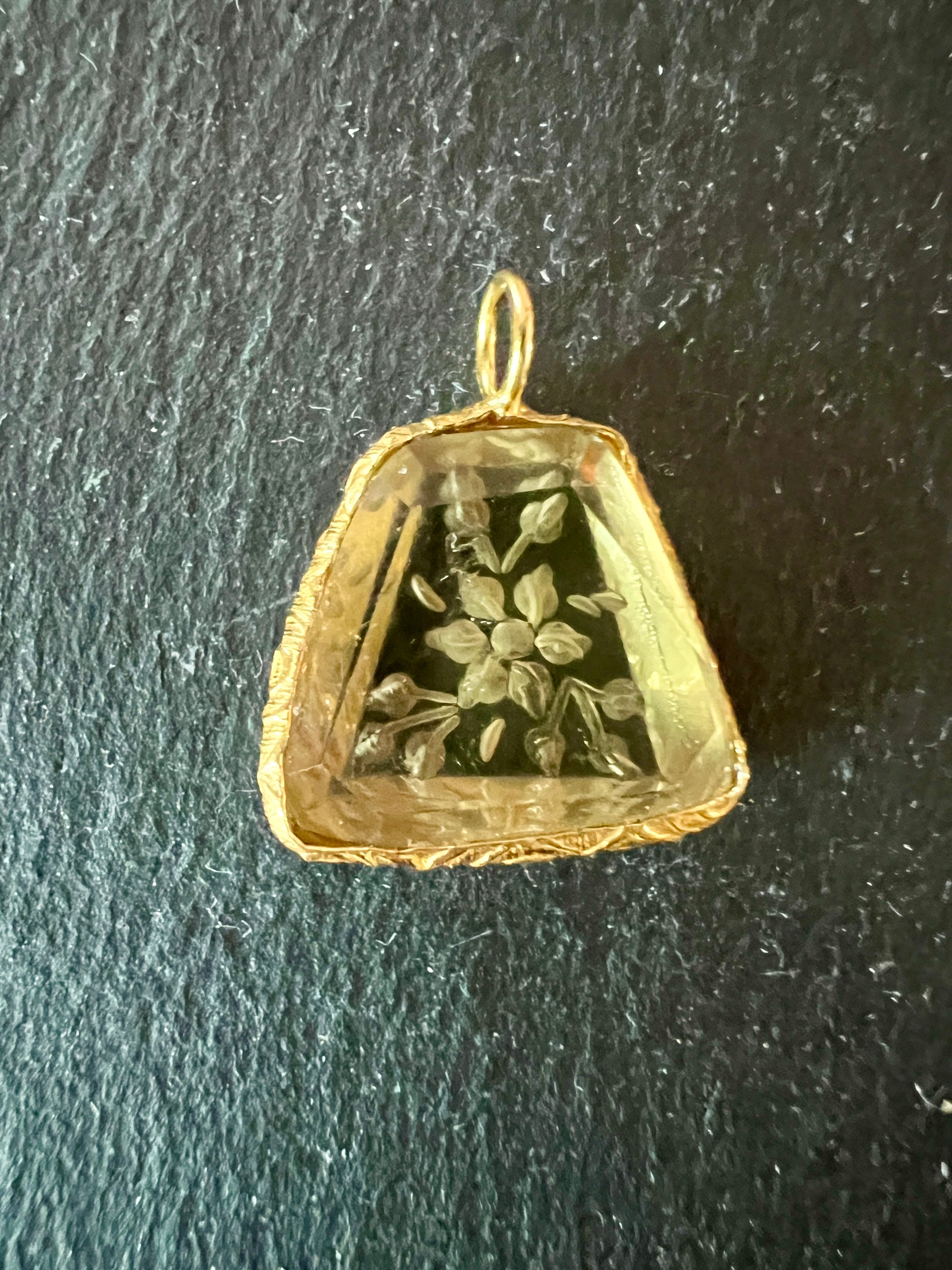 Pendentif Indien Gravé Fleur en Quartz Citron