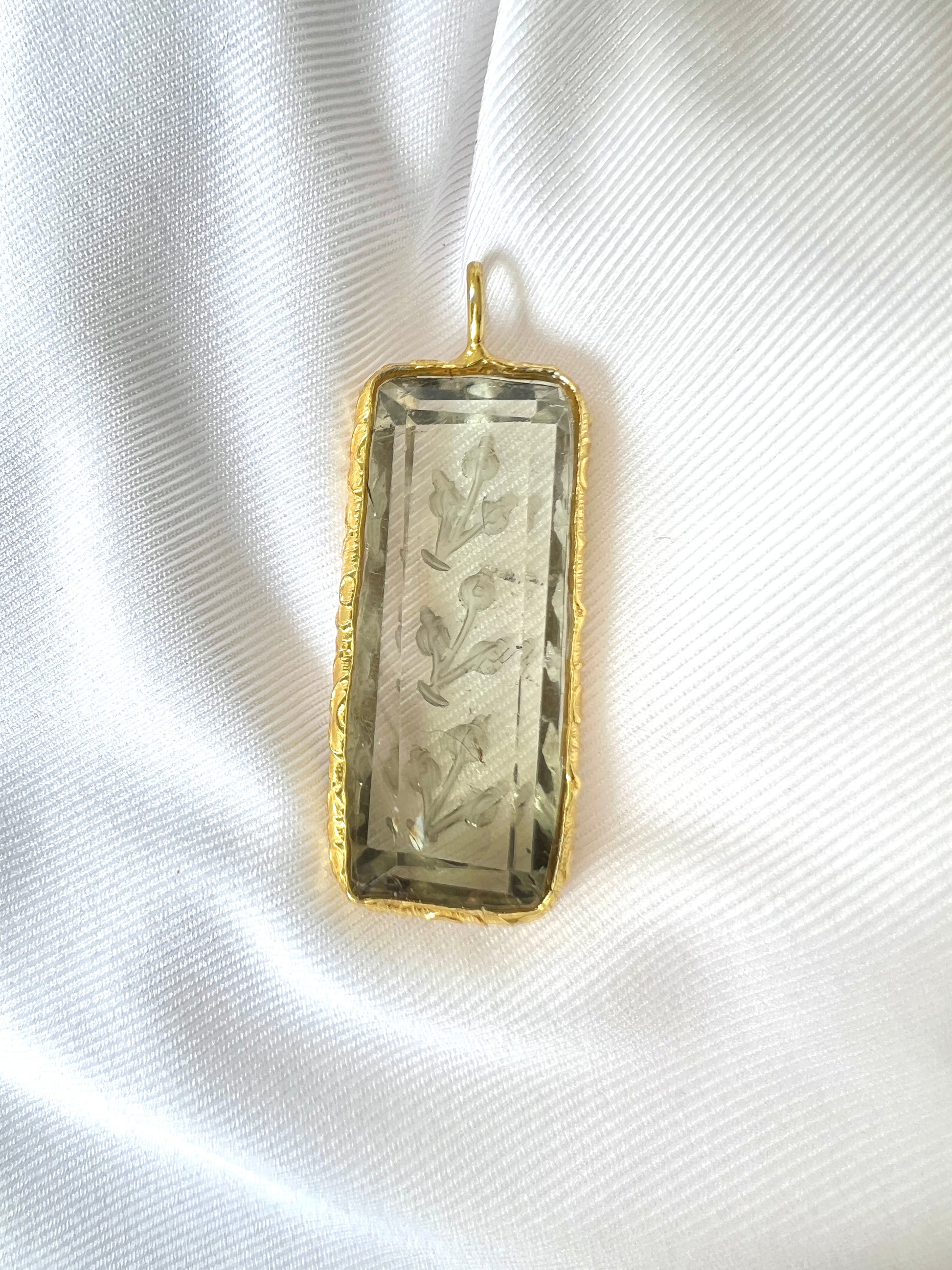 Pendentif Indien Gravé Fleur Améthyste Verte