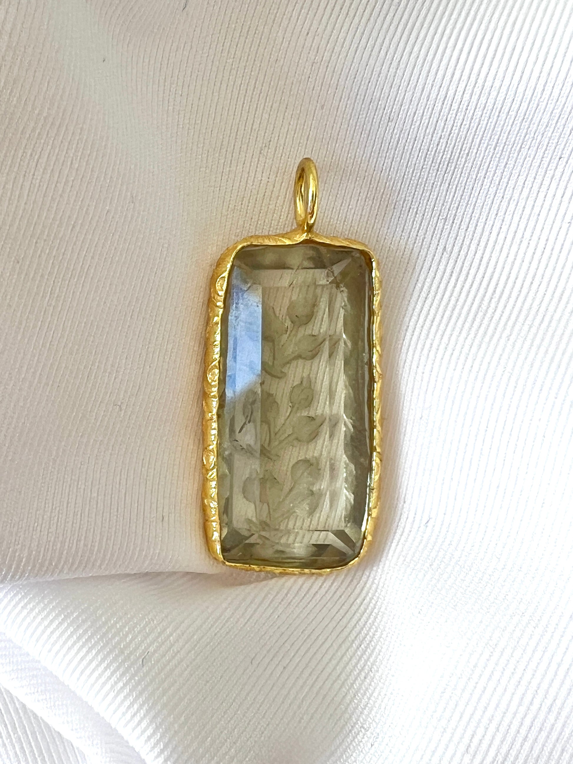 Pendentif Indien Gravé Fleur Améthyste Verte
