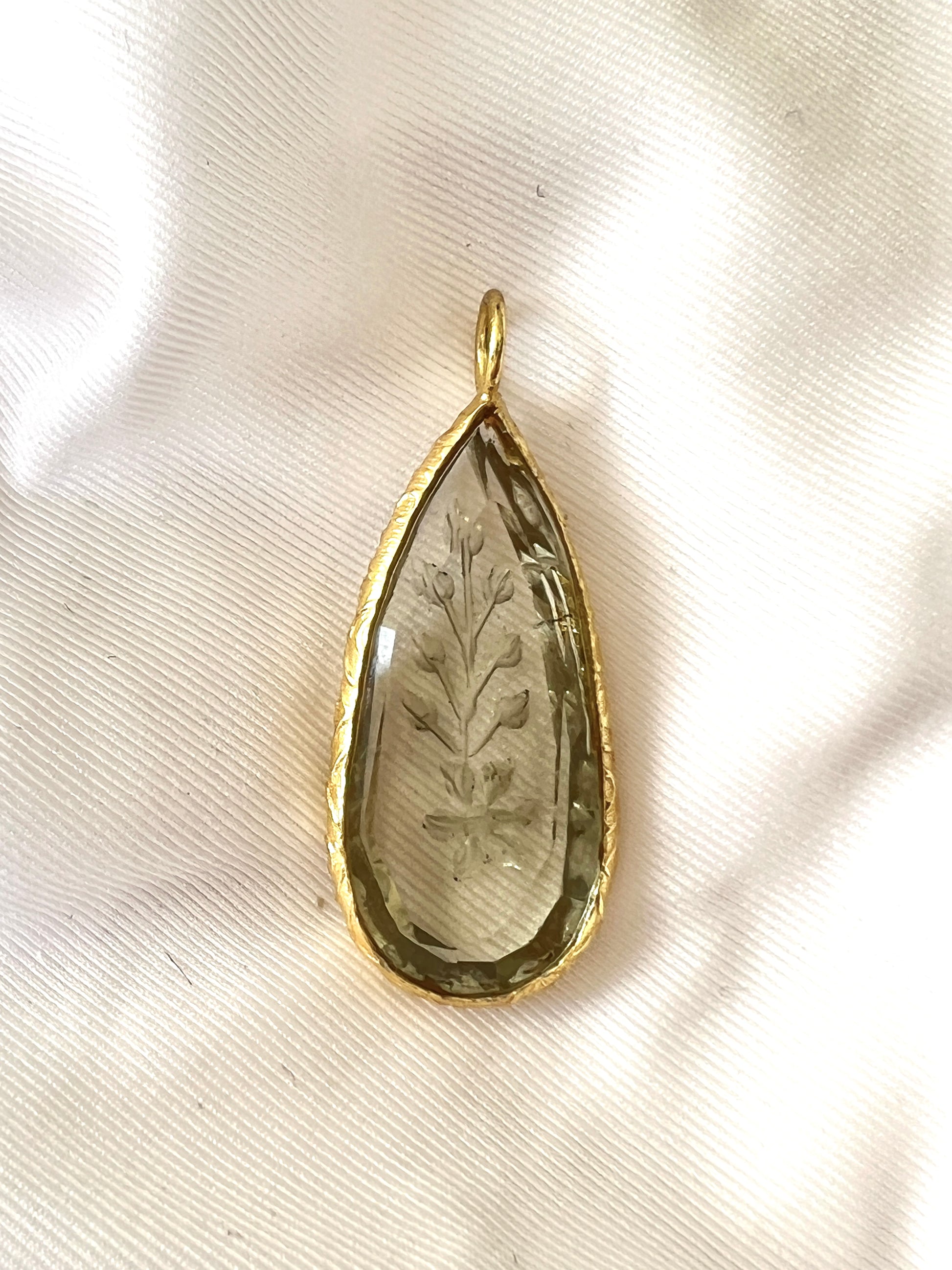Pendentif Indien Gravé Fleur Améthyste Verte