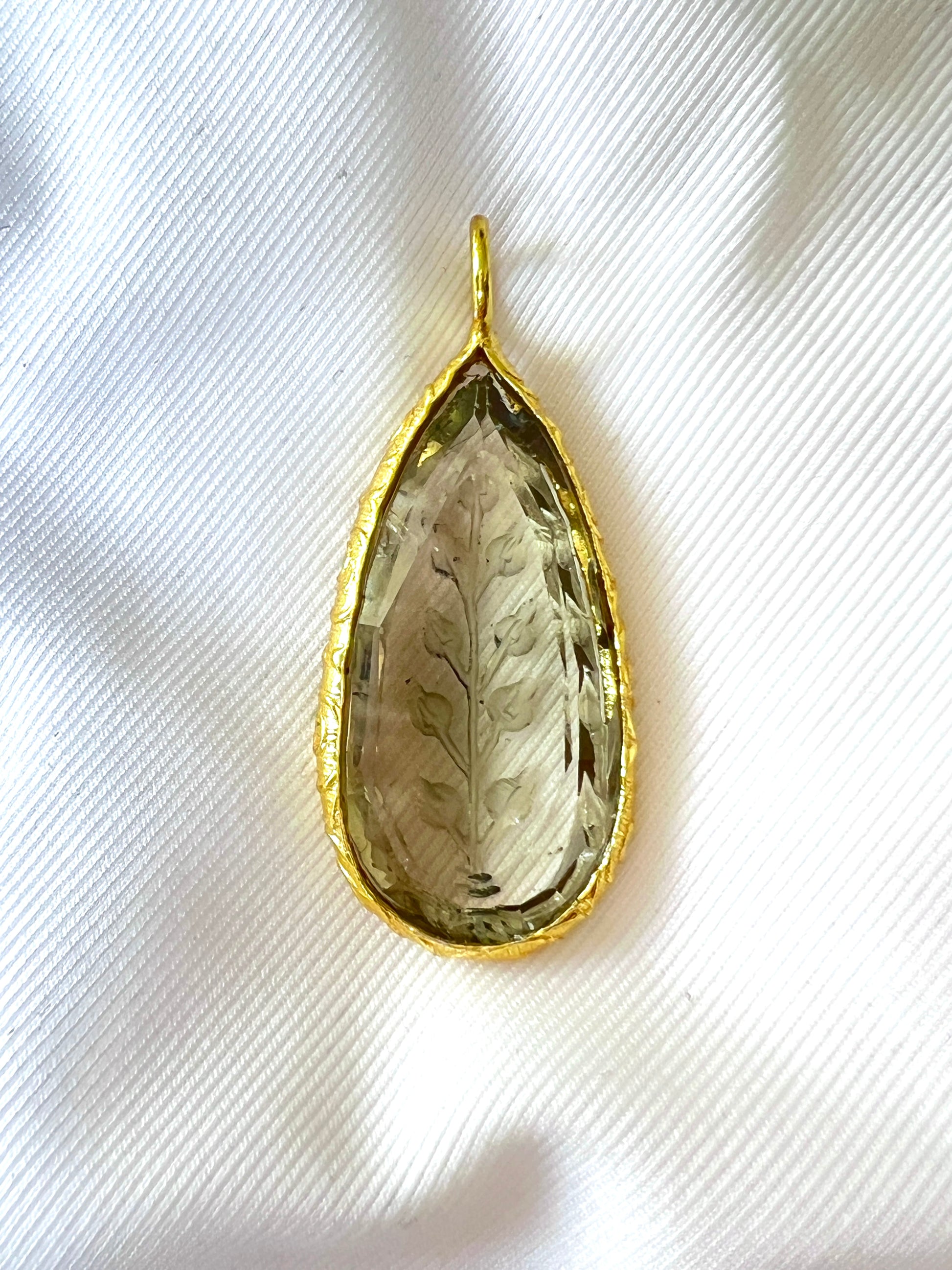 Pendentif Indien Gravé Fleur Améthyste Verte