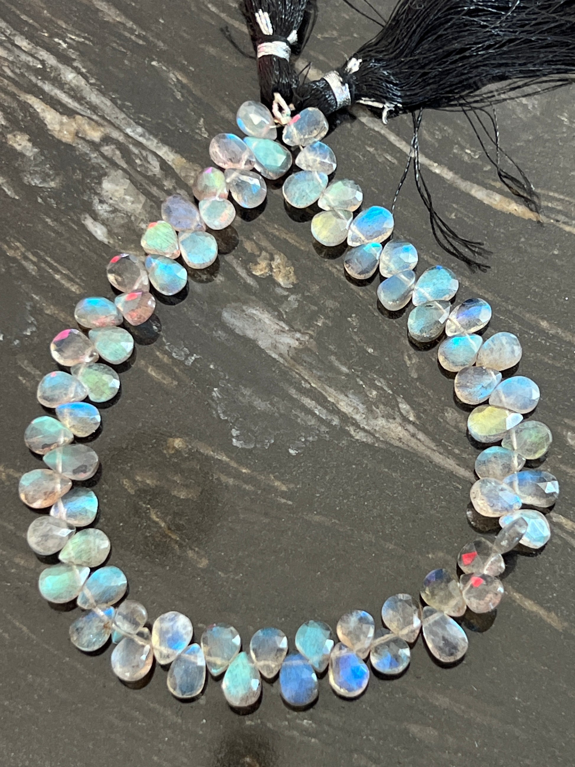 Fils de Petites Gouttes en Pierres naturelles Forme Poire