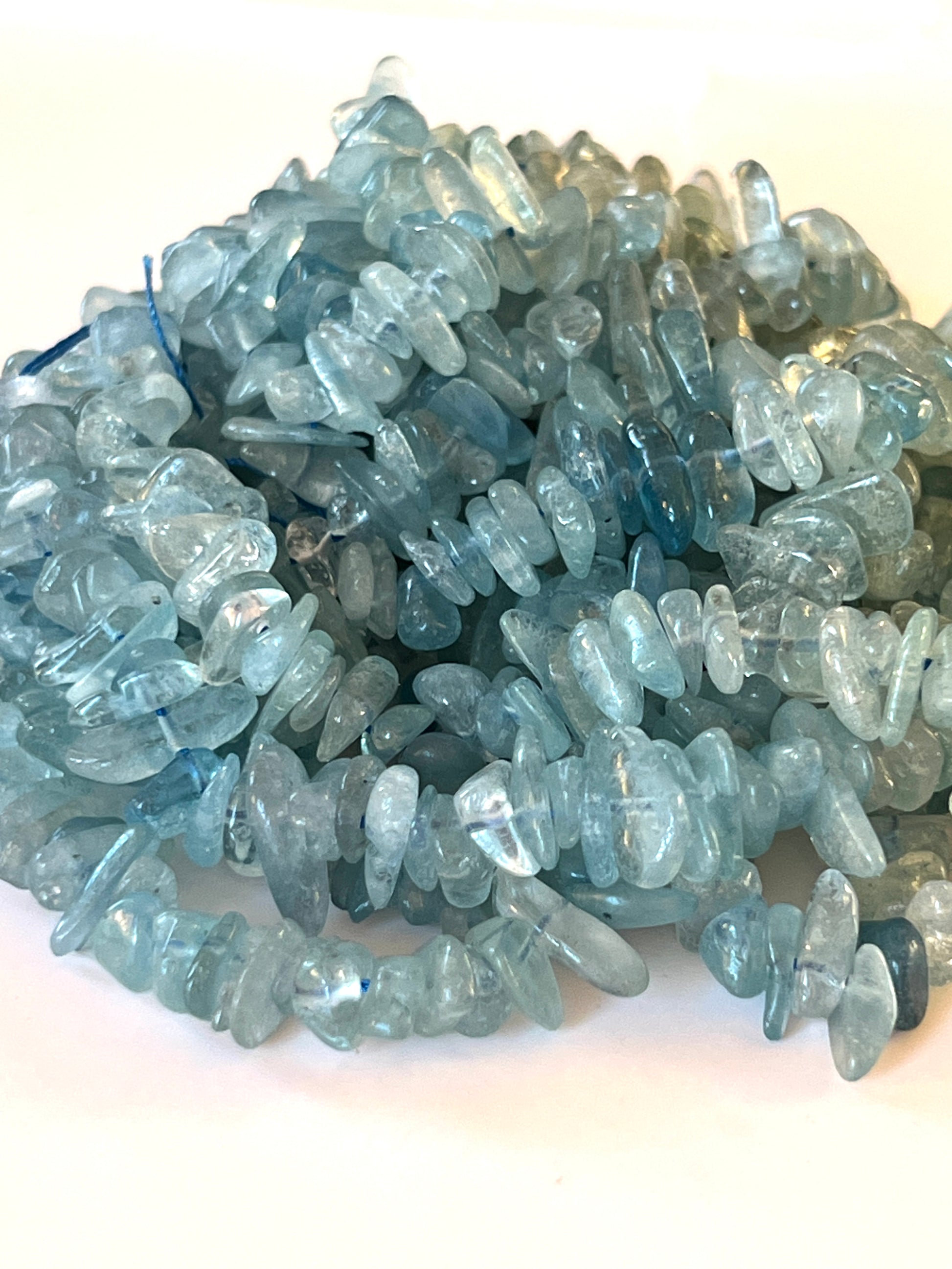 Fil de perles "chips" en Aigue-Marine