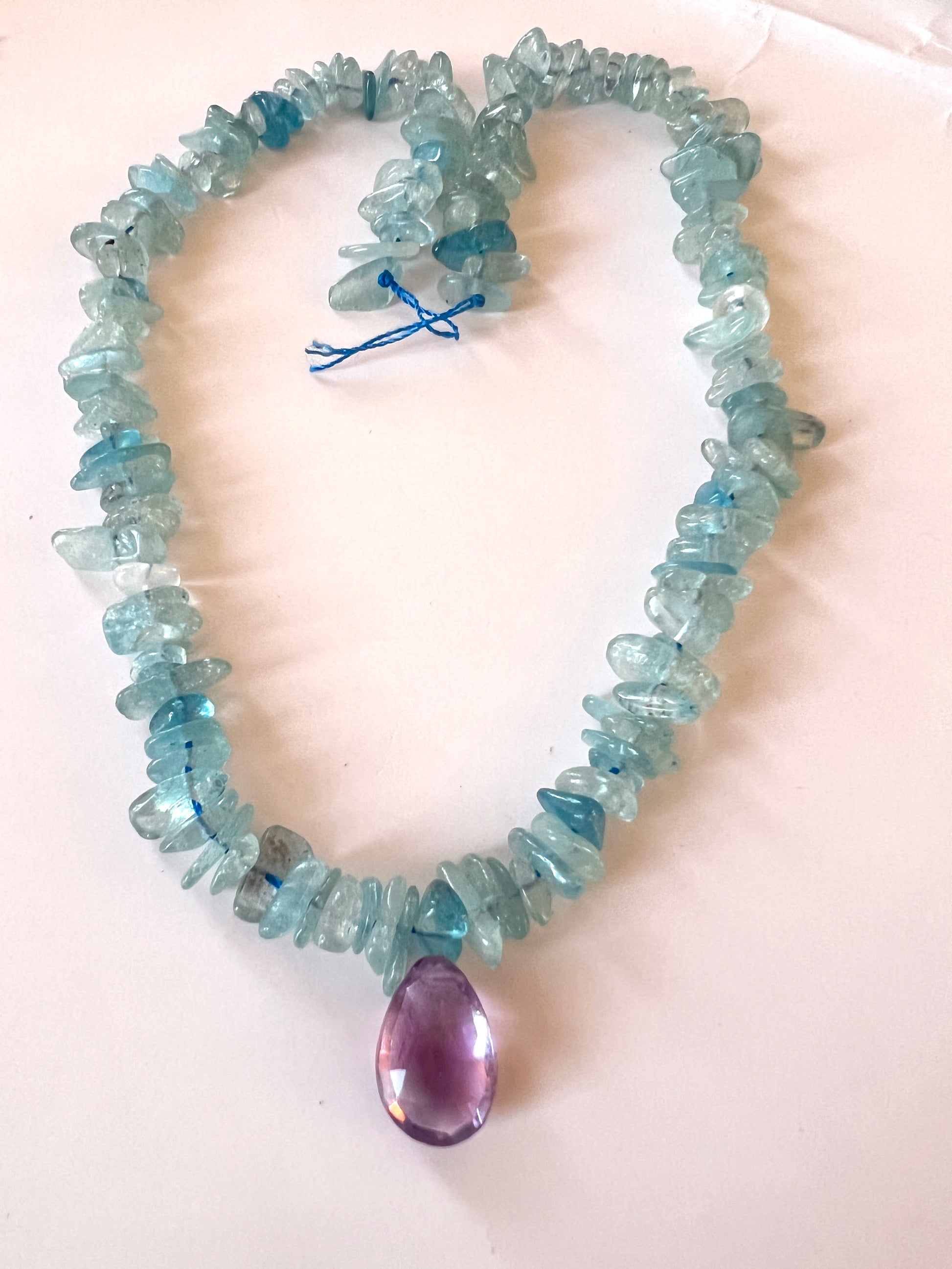 Fil de perles "chips" en Aigue-Marine